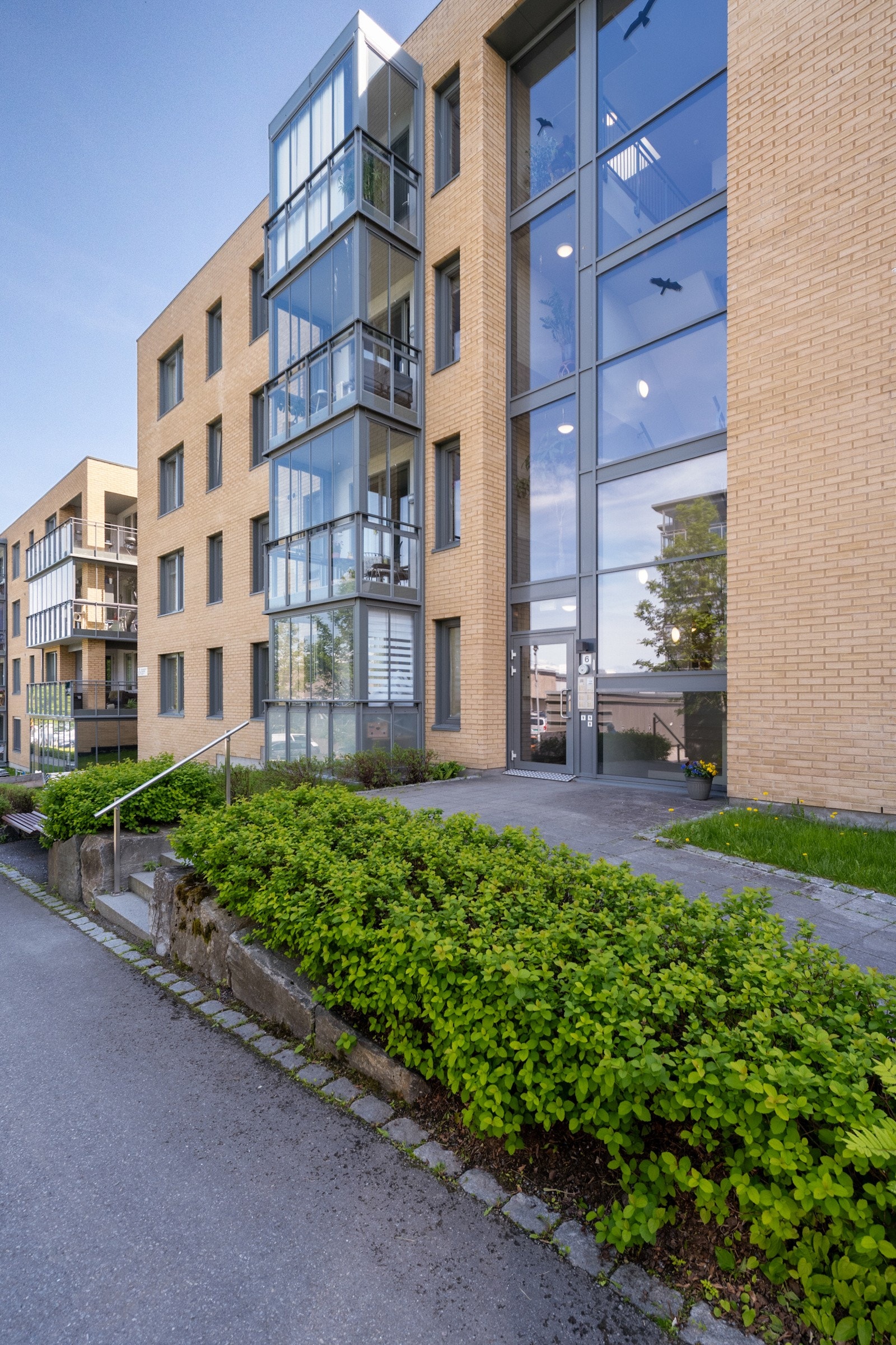 Inngangsparti - Strandgata 6 - asflaterte gangveger inne på borettslagets område. Galleribilde