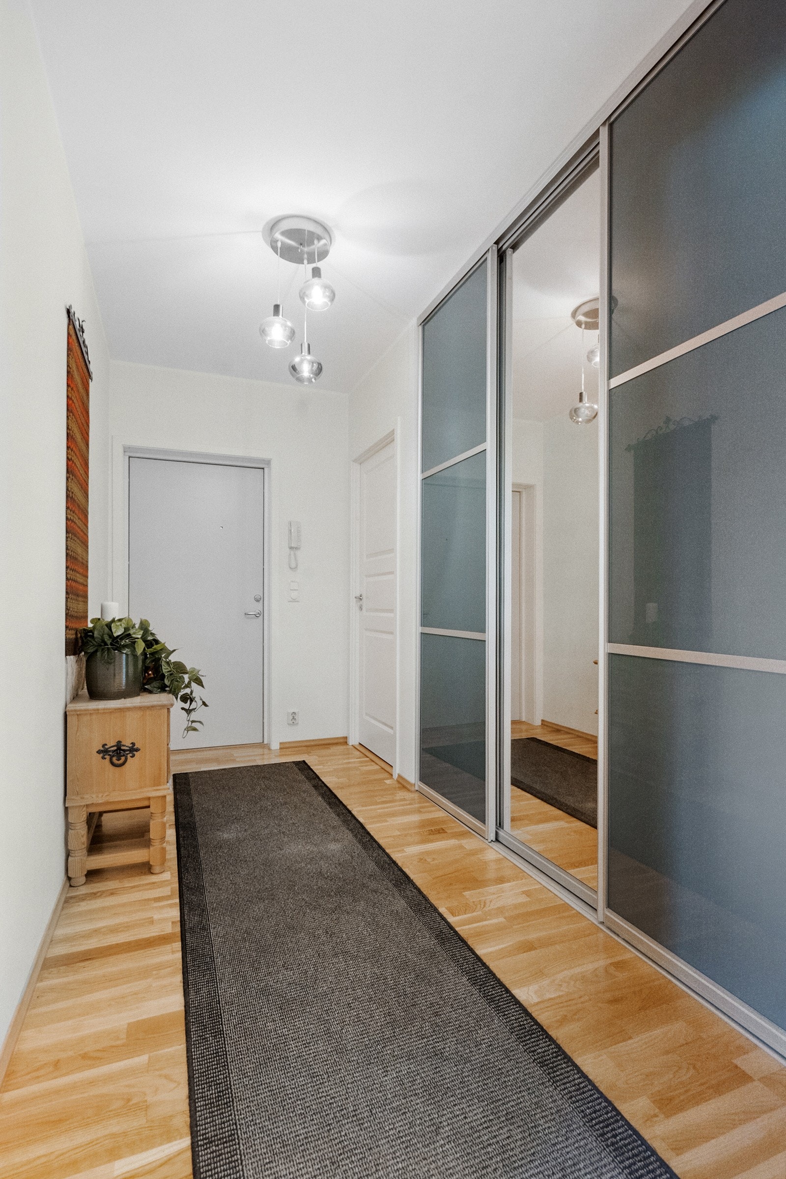 Entrè med stor skyvdørsgarderobe. Galleribilde