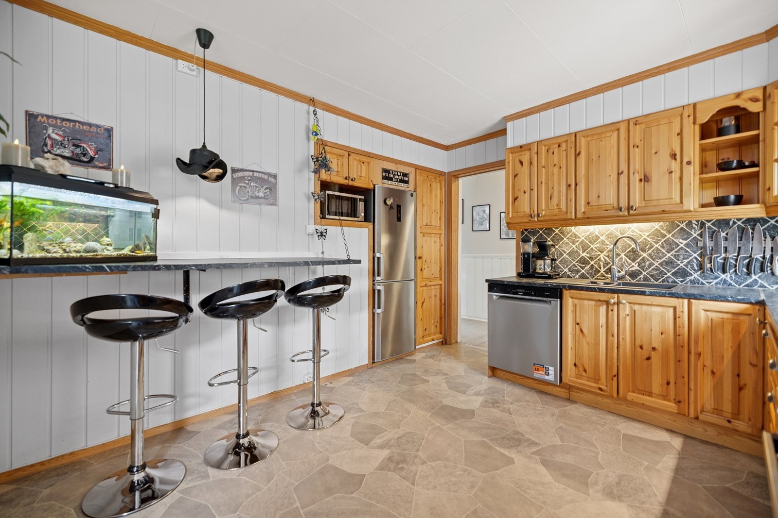 Det er også laget en spiseplass i barløsning på den ene veggen. Galleribilde