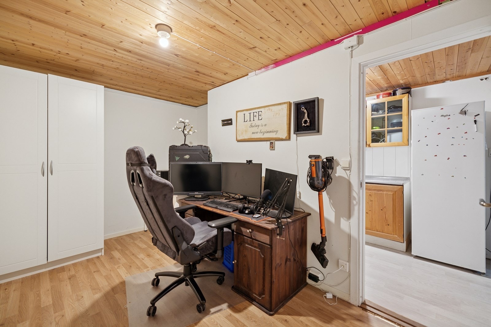 Rom benyttet som kontor i kjelleren. Ikke godkjent til varig opphold. Se punkt ferdigattest. Galleribilde