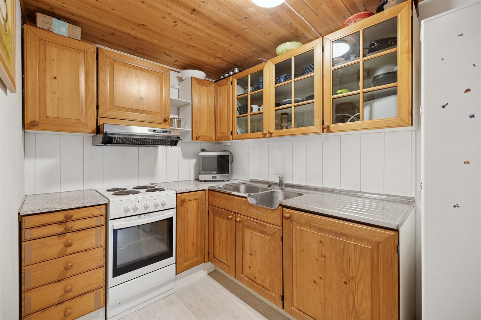 Kjøkkeninnredningen i underetasjen er av eldre dato med laminert benkeplate og to rustfrie kummer med benkebeslag. Galleribilde