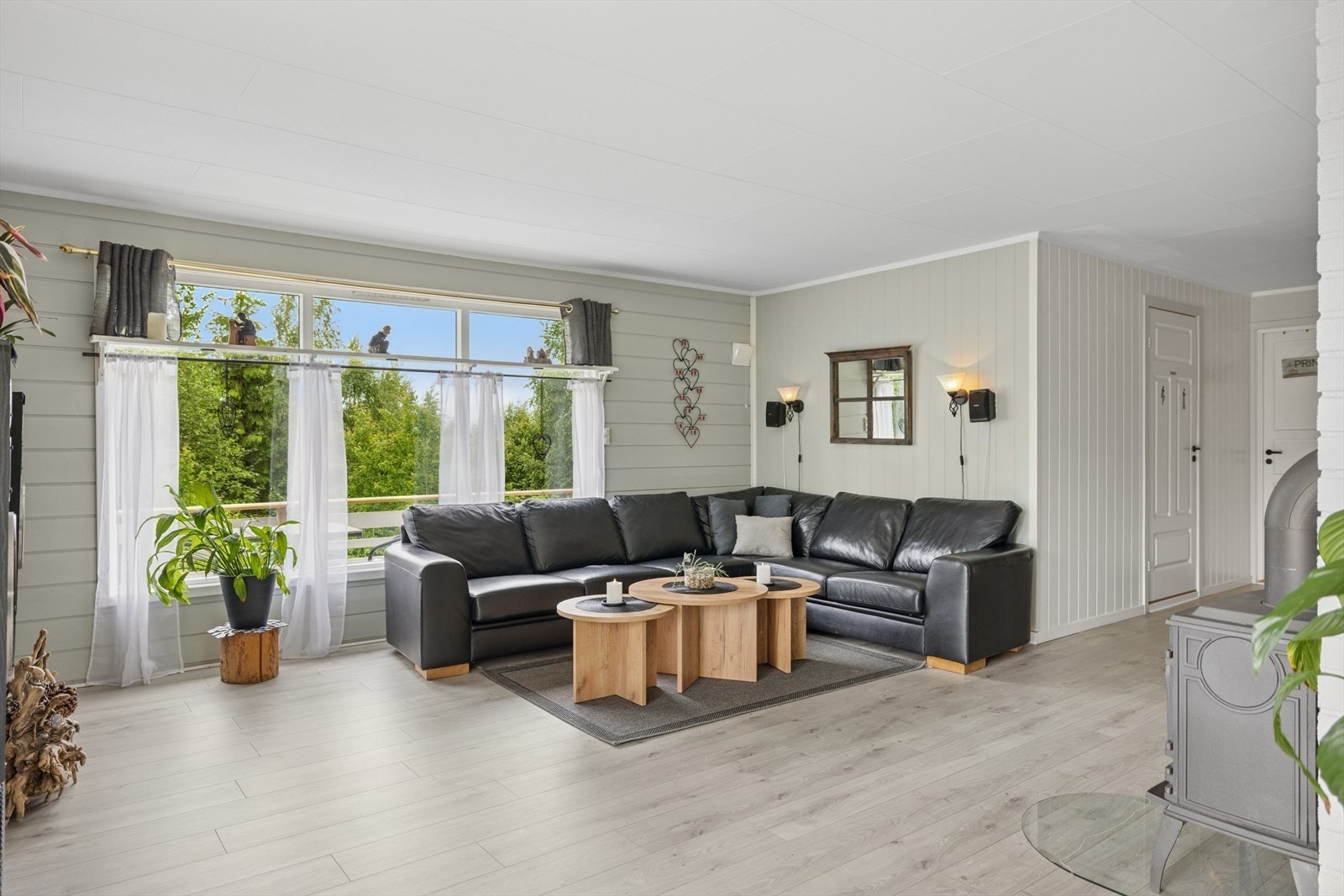 Stuen er romslig og lys med store vinduer og luftig atmosfære. Galleribilde