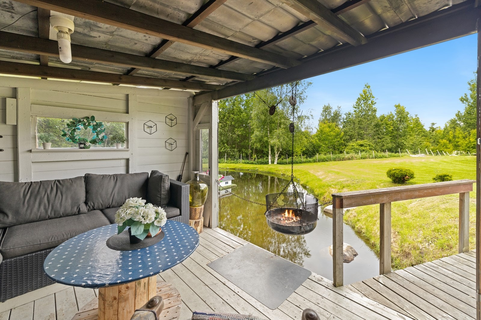 På tomten finner du en sjarmerende gapahuk med utsyn mot en hagedam. Galleribilde