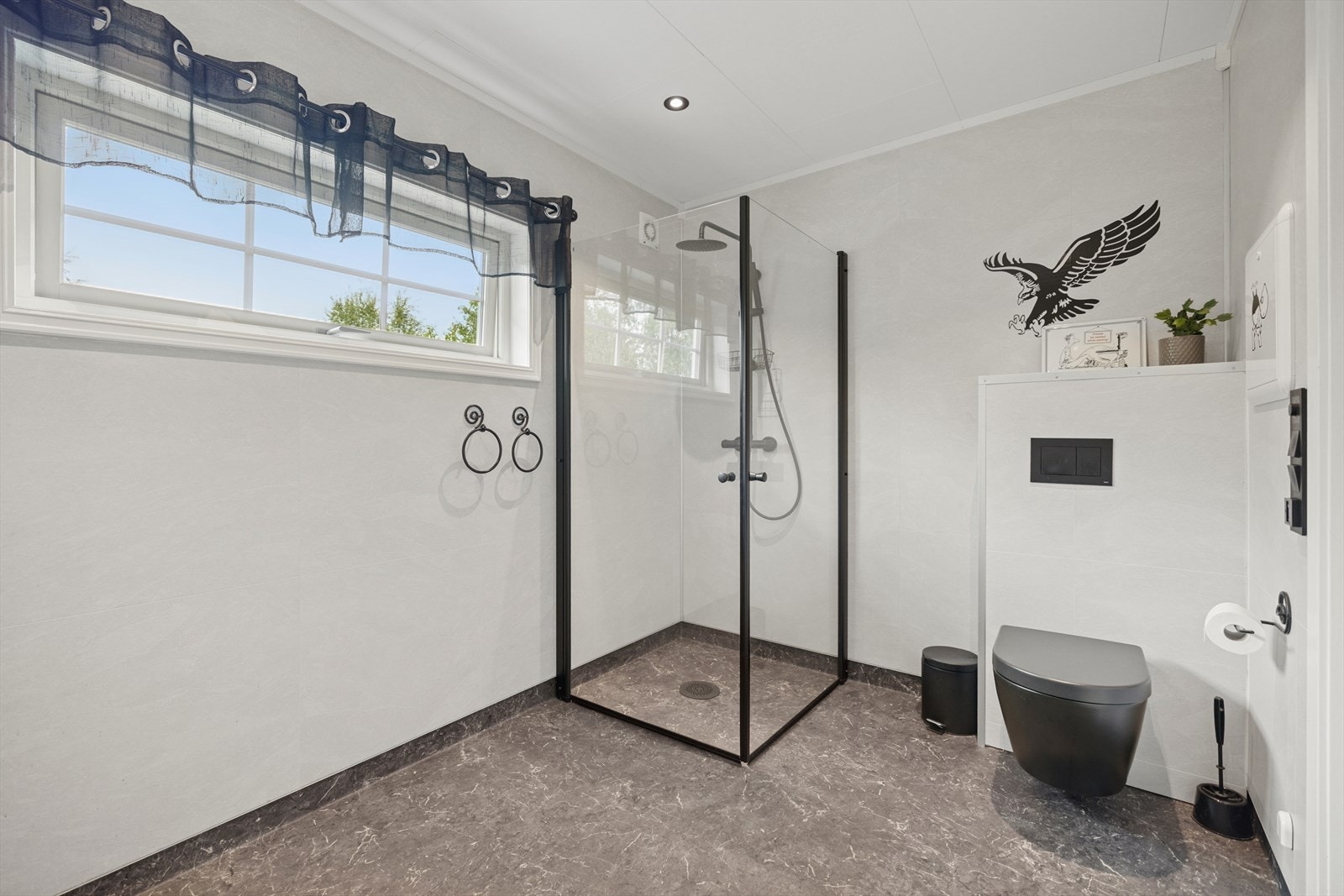 Badet har våtromsplater på veggene og belegg på gulvet med behagelige varmekabler. Galleribilde