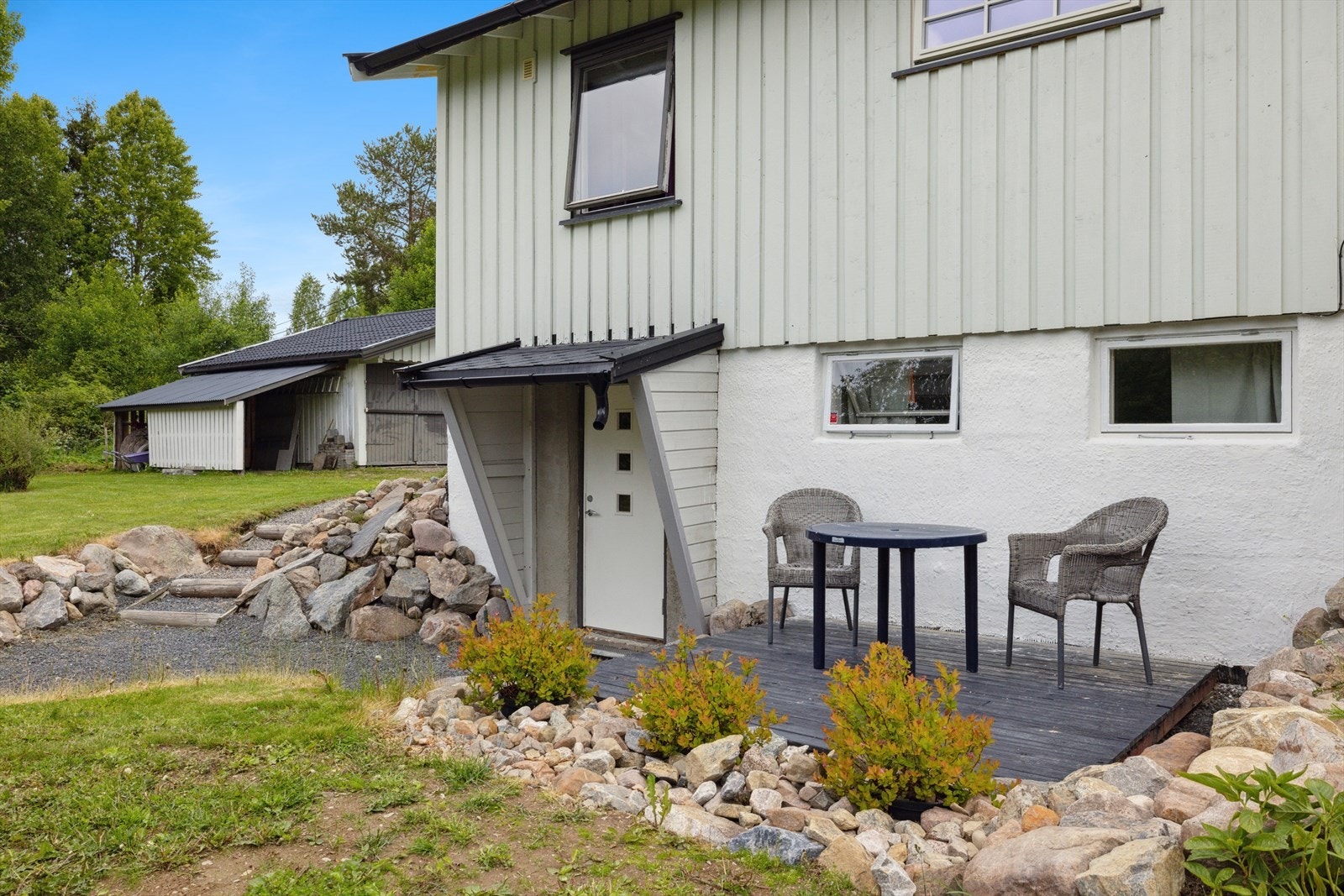 Kjellerinngang. Flere rom i denne etasjen er ikke godkjent for varig bruk. Se punktet om ferdigattest for mer informasjon. Galleribilde