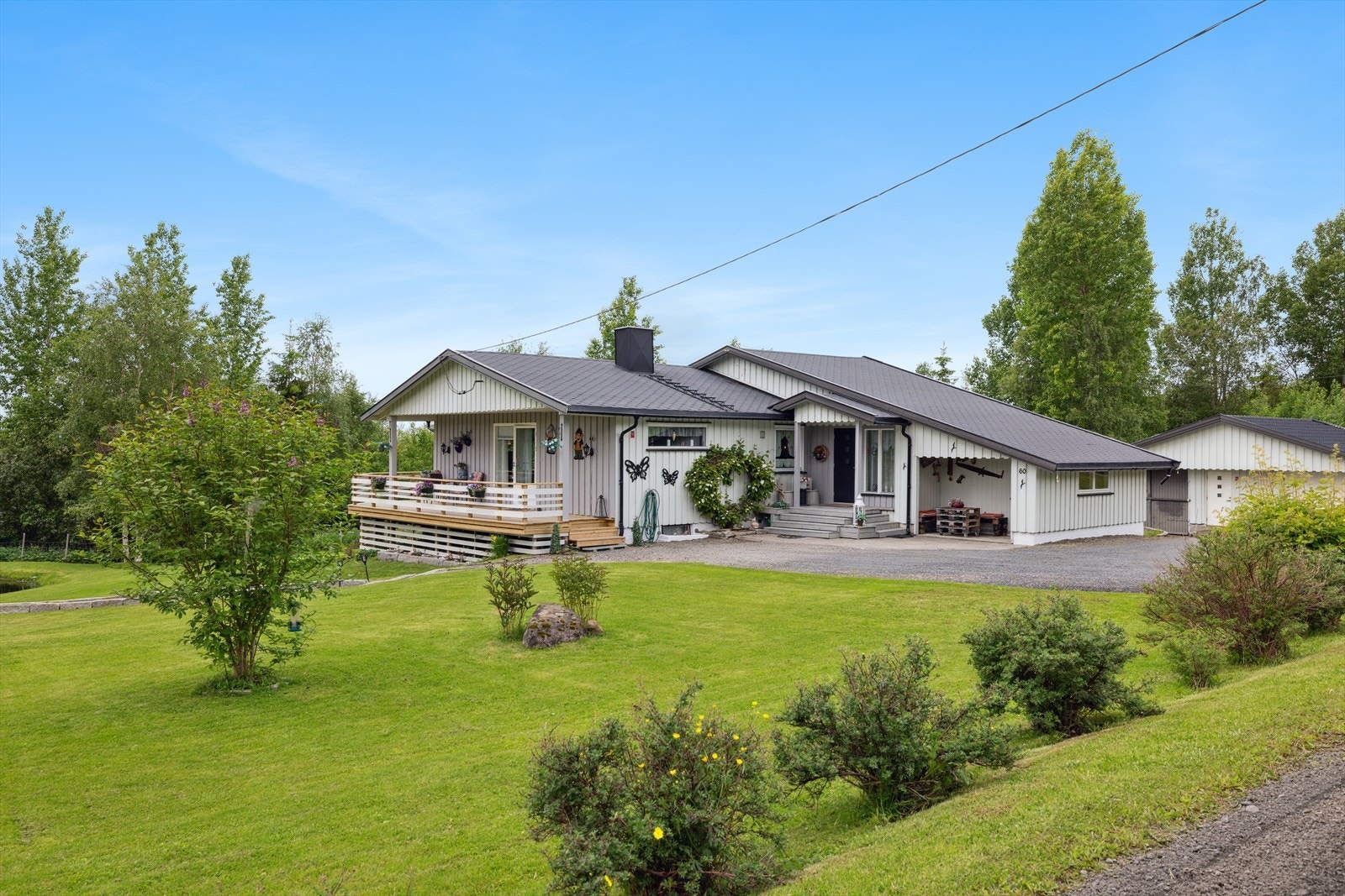 Eiendommen har en rolig og naturskjønn beliggenhet, perfekt for dem som ønsker å bo i nærheten av naturen. Galleribilde