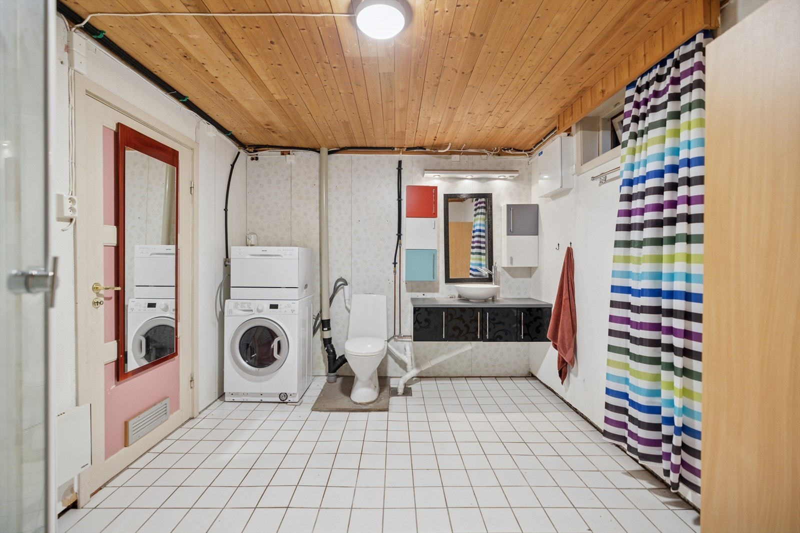 Badet i underetasjen er av ukjent alder og må oppgraderes for å tåle normal bruk etter dagens krav. Galleribilde