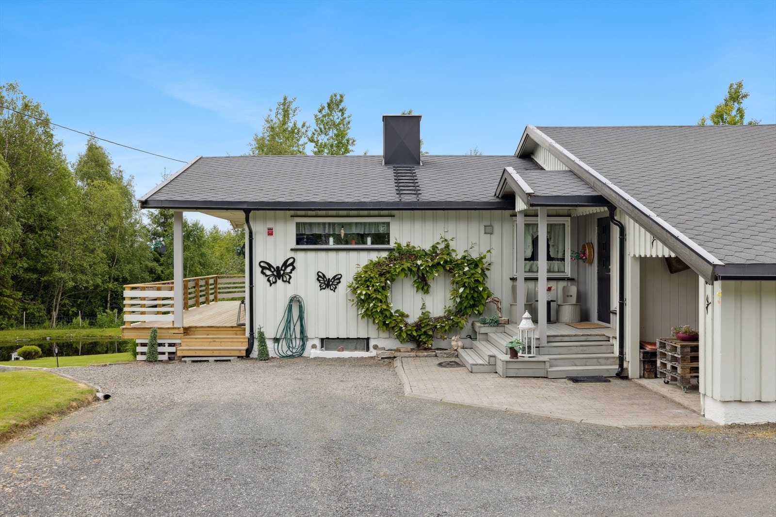 Du ønskes velkommen inn i eneboligen via et hyggelig, overbygget inngangsparti. Galleribilde