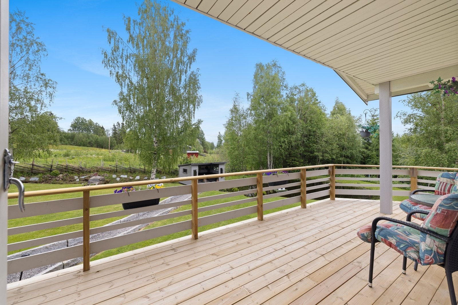 Terrassedøren gir deg enkel tilgang til terrassen som fungerer som en fin forlengelse av stuen på varme sommerdager. Galleribilde