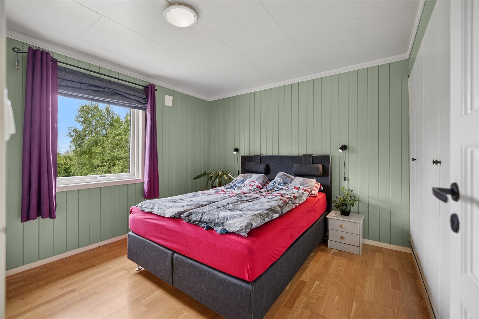 Boligen tilbyr tre soverom, beliggende i første etasje. Galleribilde