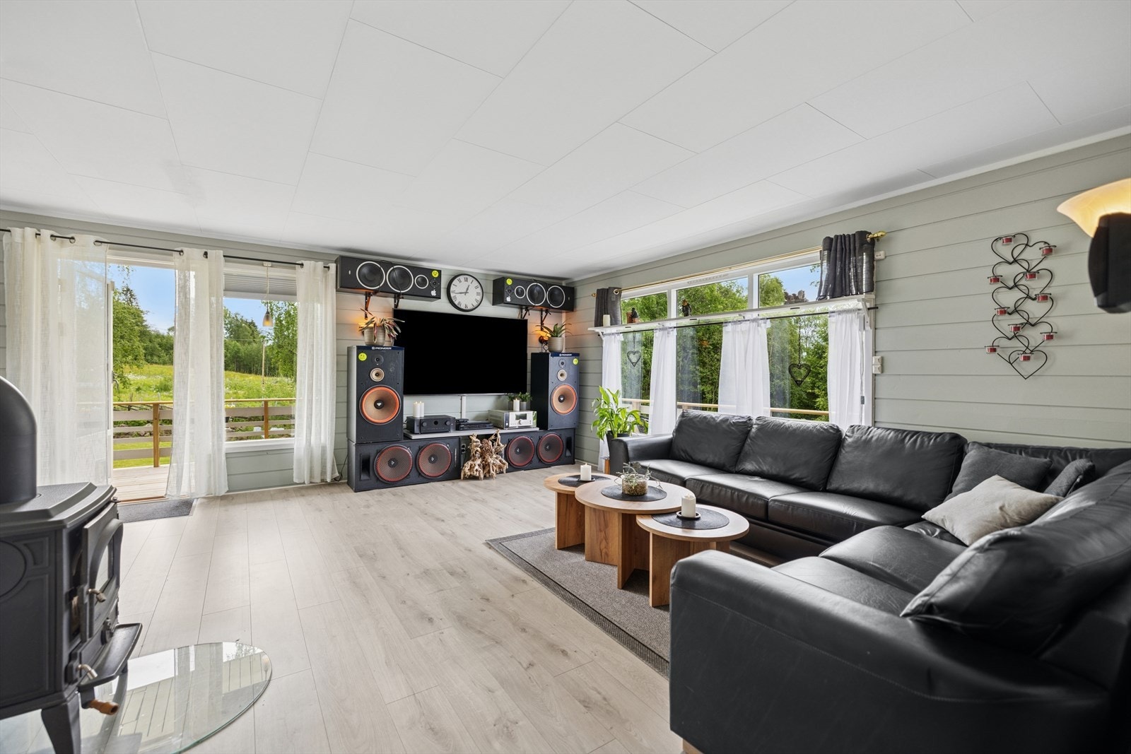 De store vinduene rammer inn omgivelsene og gir godt med naturlig lys inn i rommet. Galleribilde