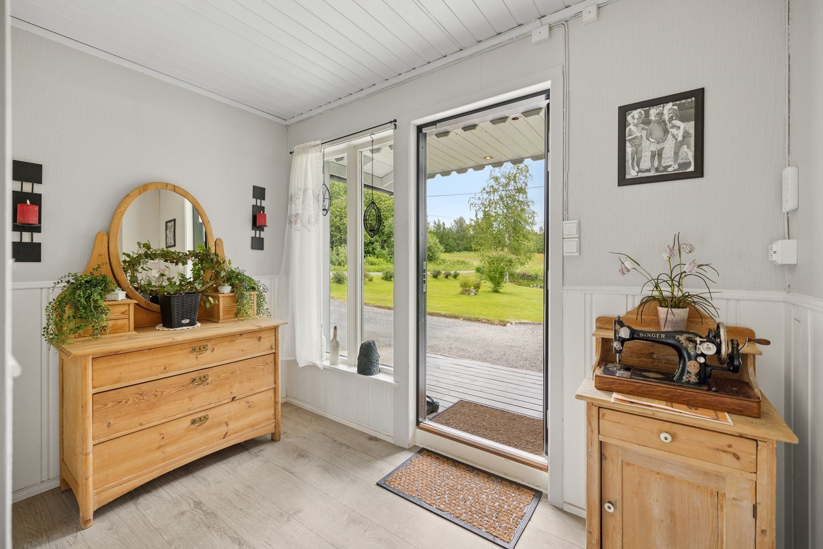 Innenfor døren blir du møtt av en romslig entré med god plass til sko og yttertøy, samt tilgang til et garderoberom for ytterligere oppbevaring. Galleribilde