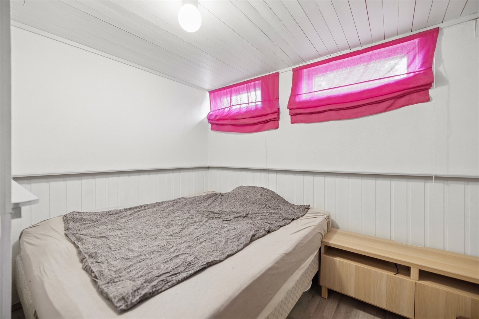 Rom benyttet som soverom i kjeller. Ikke godkjent til varig opphold. Se punkt om ferdigattest. Galleribilde