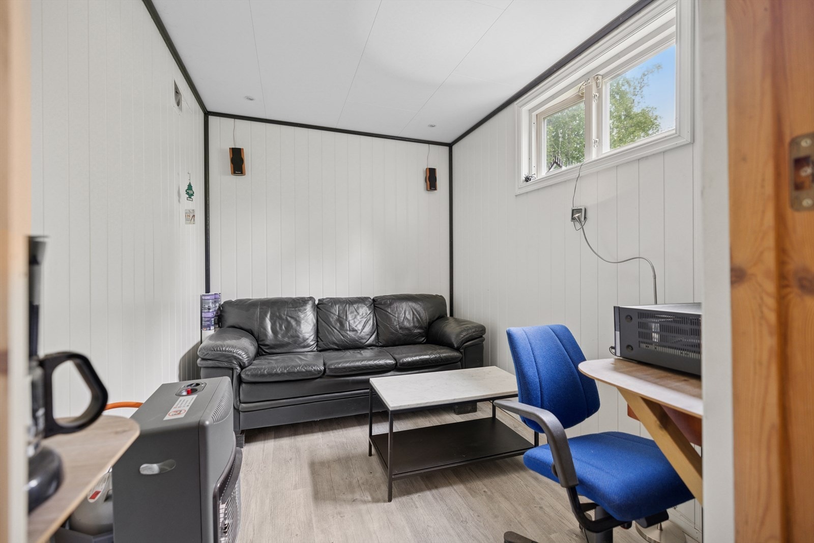 Rom i garasjen. Galleribilde