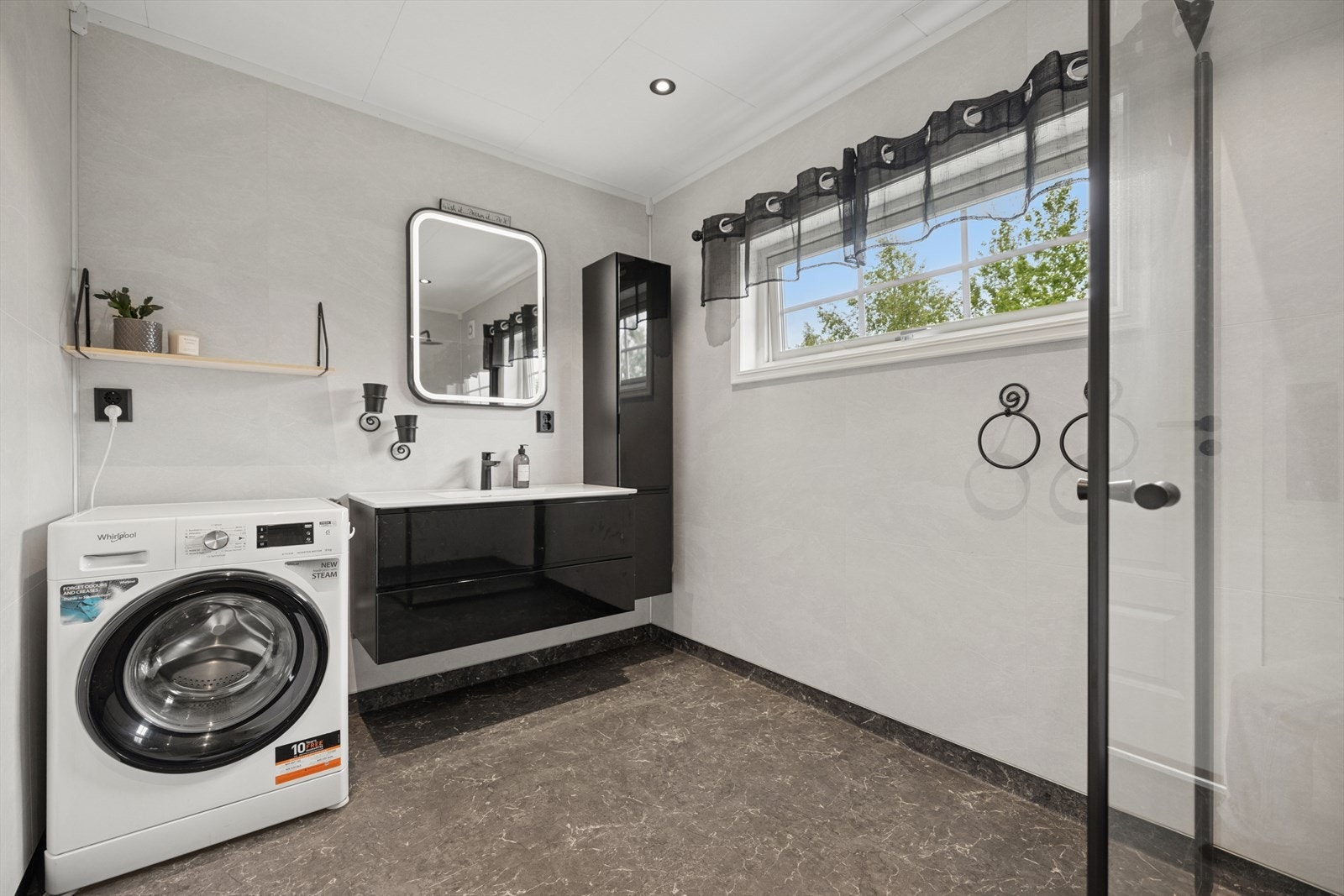 Badet i første etasje har overflater, installasjoner og komponenter fra 2022/2023. Galleribilde