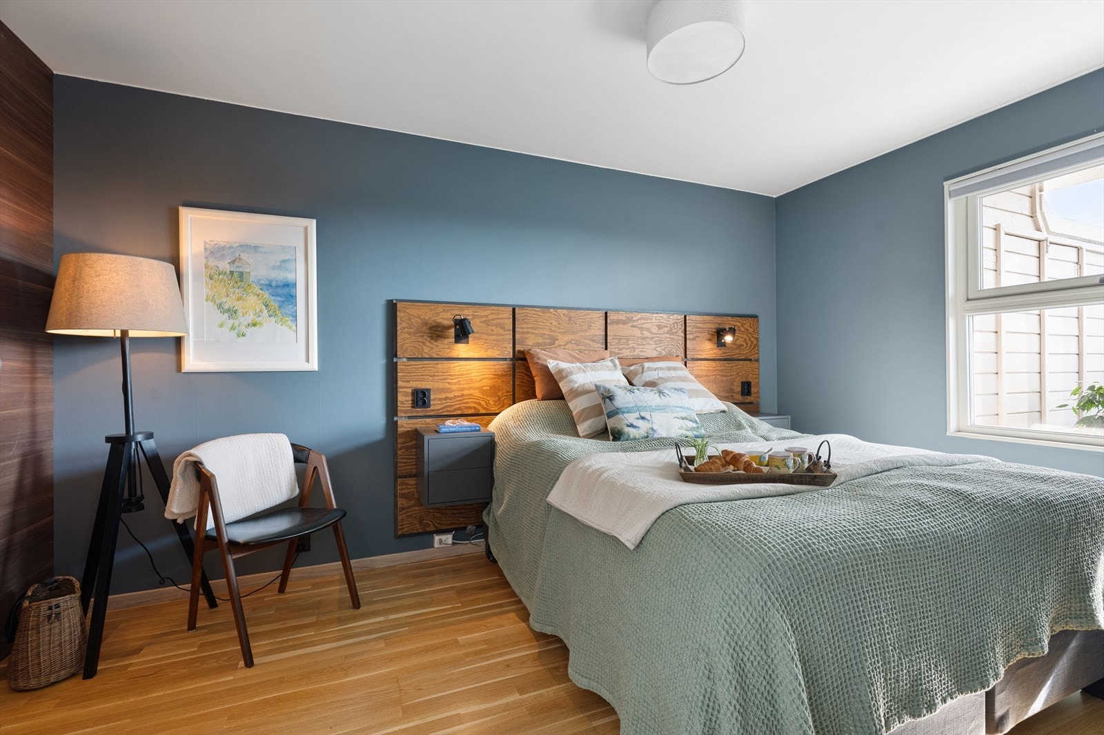 Hovedsoverommet er romslig med god plass til en stor seng med nattbord og har også mye garderobeplass. Galleribilde