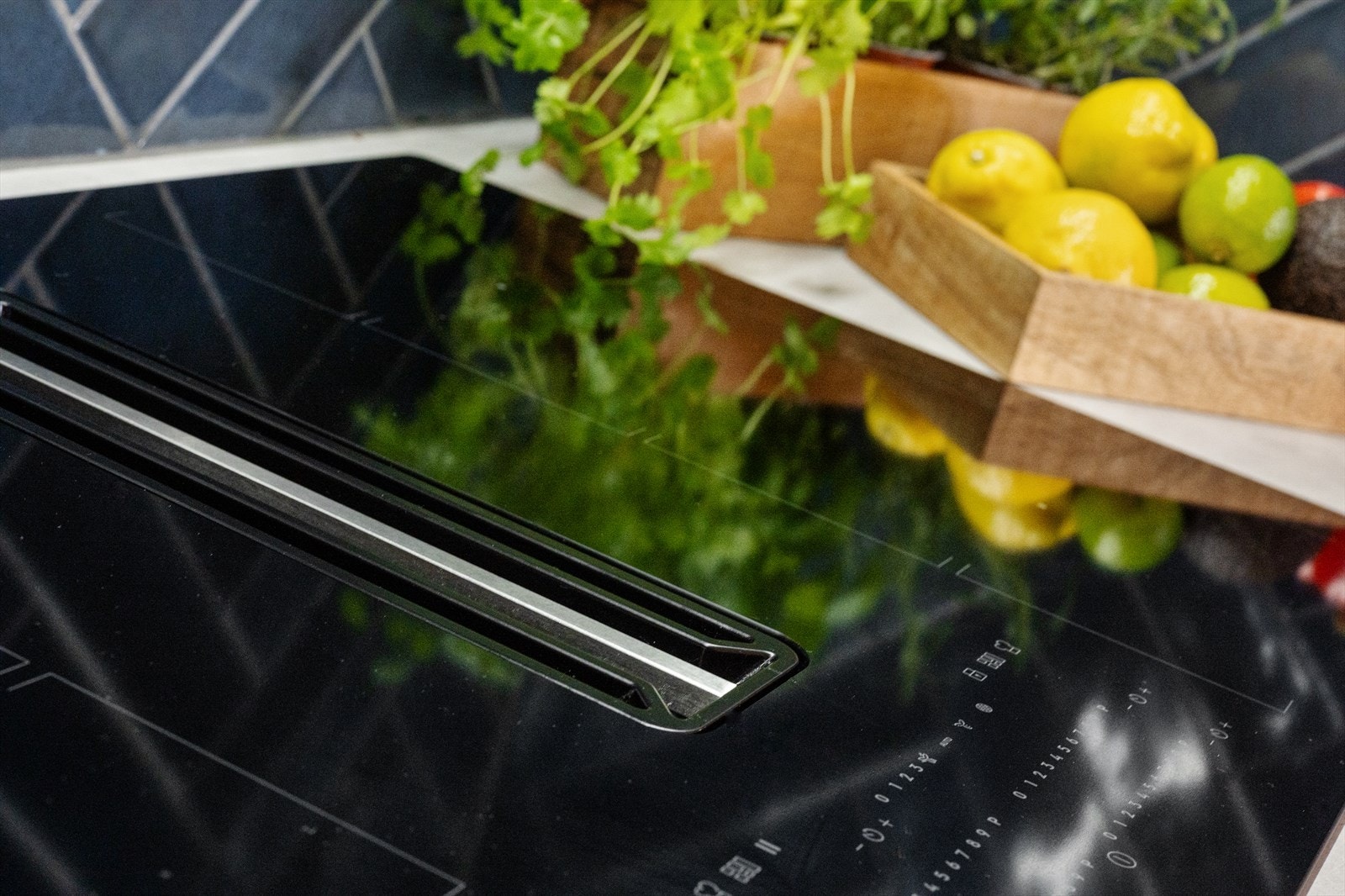 Flott og nyere koketopp med praktisk integrert ventilator. Galleribilde