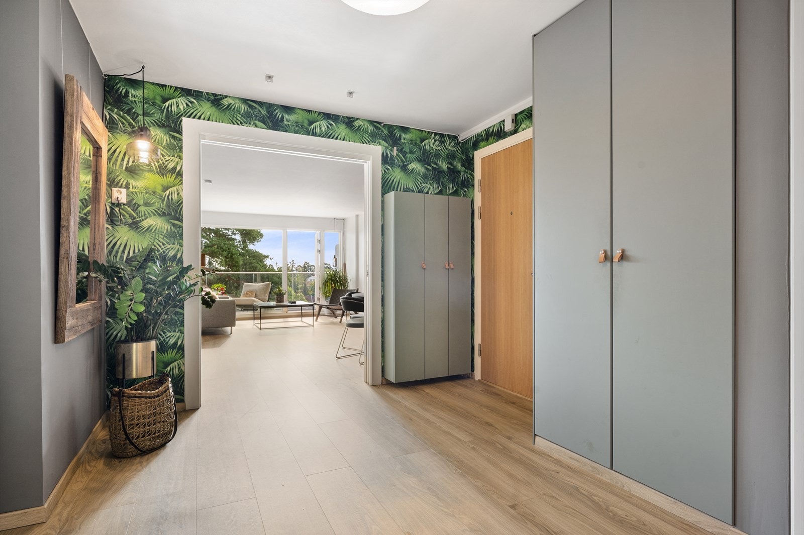 Stor og romslig gang med garderobeskap. Her er det plass til å ta imot gjester. Galleribilde