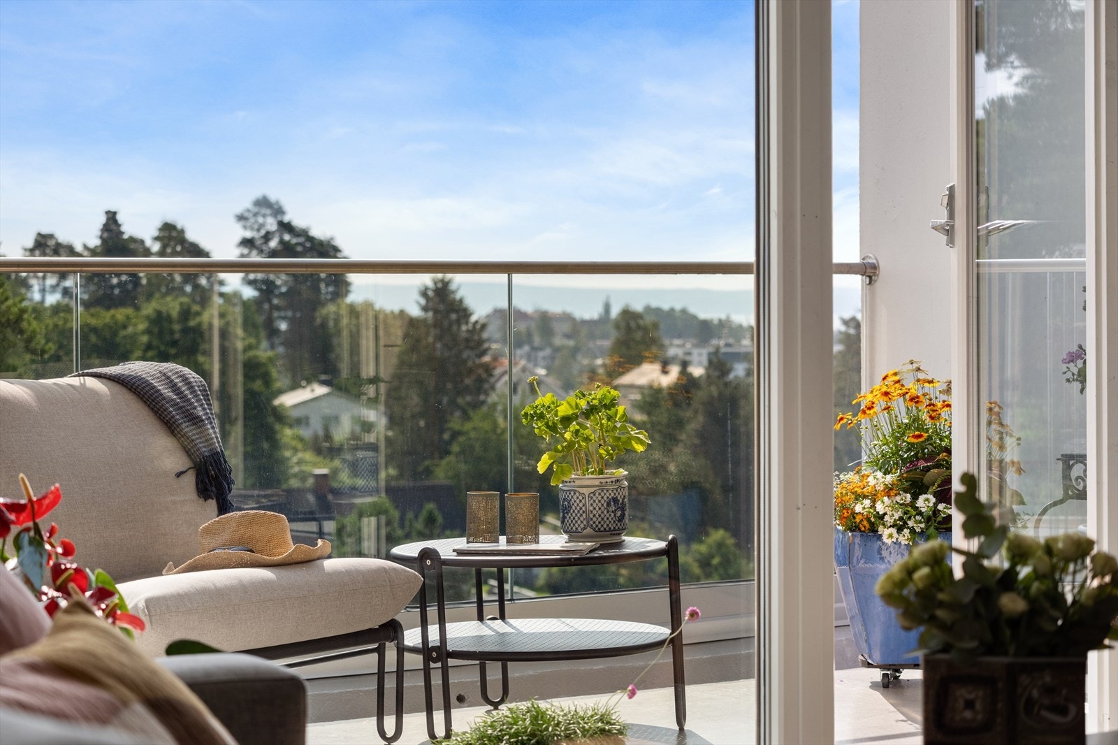 Vinduer og balkongdør fra 2018! Vinduet i stuen er stort og tar inn hele utsikten inn. Må oppleves. Galleribilde