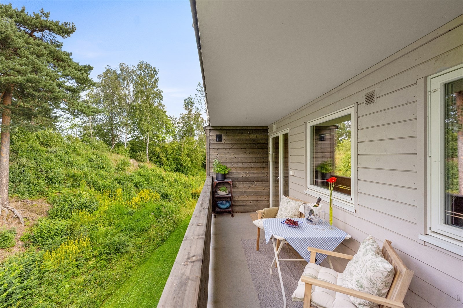 Balkongen fra kjøkkenet er vestvendt og er overbygget. Perfekt for å sette grillen. Galleribilde