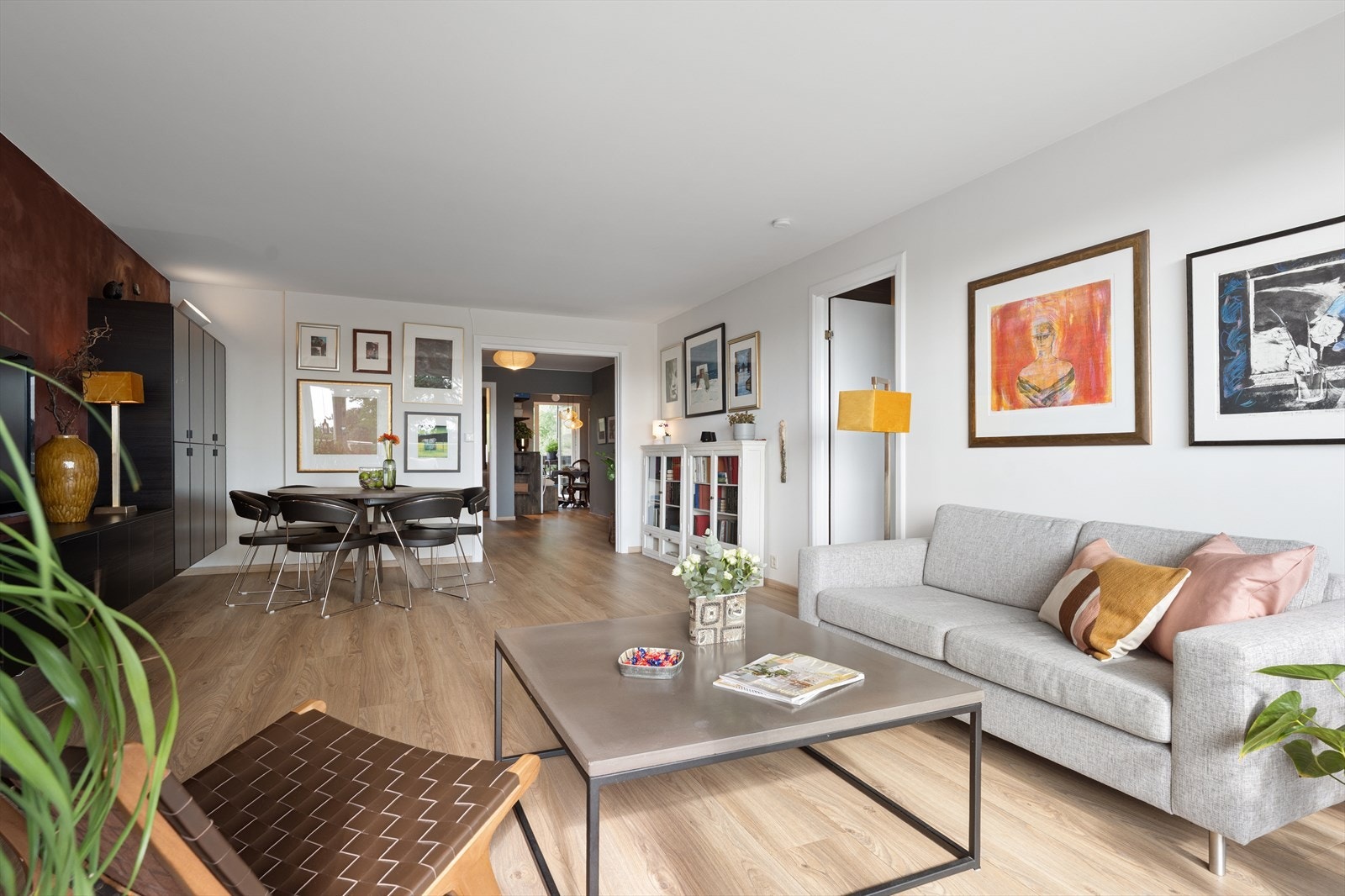 Stuen er romslig med god plass til en stuegruppe med tv-benk og spiseplass. Her får du en hjemmekoselig følelse. Galleribilde