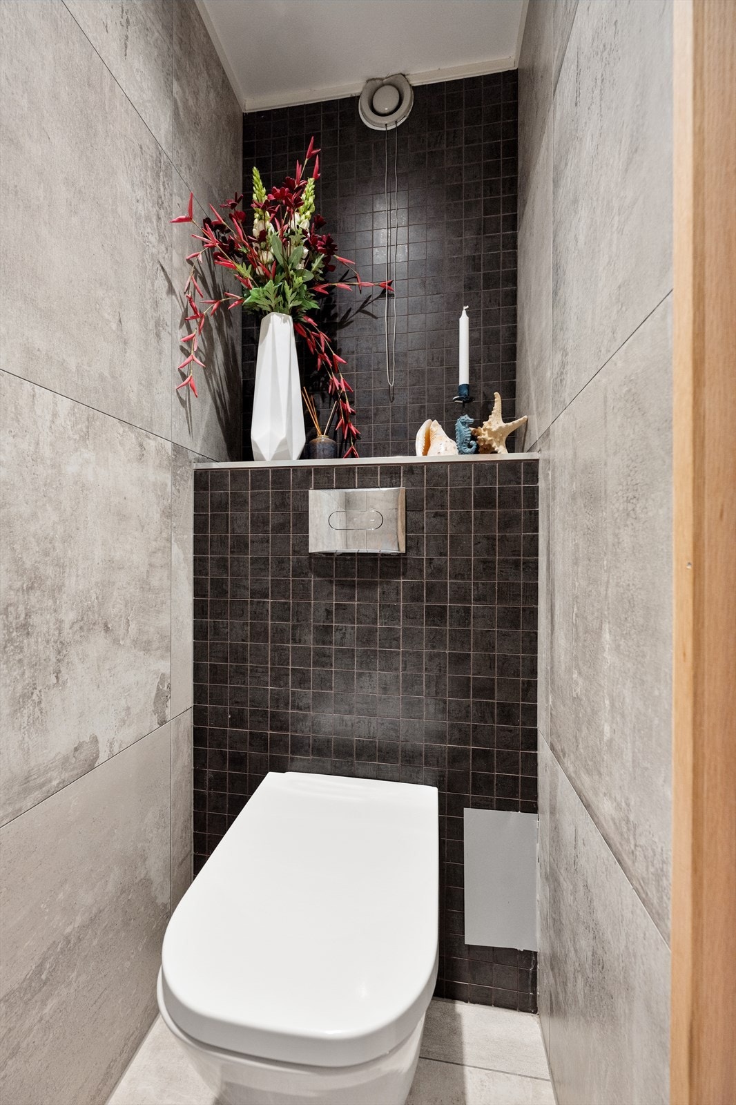 Toalettet er sammen med badet, men bak vegg som gjør det praktisk når flere er på badet samtidig. Galleribilde