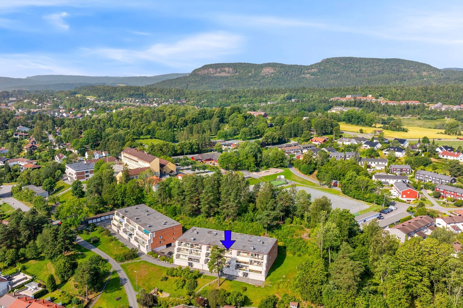 Sameiet ligger strategisk plassert bak en liten kolle ved skoler og barnehager. Kort vei til sauejordet, skiløyper på vinteren og turstier. Galleribilde