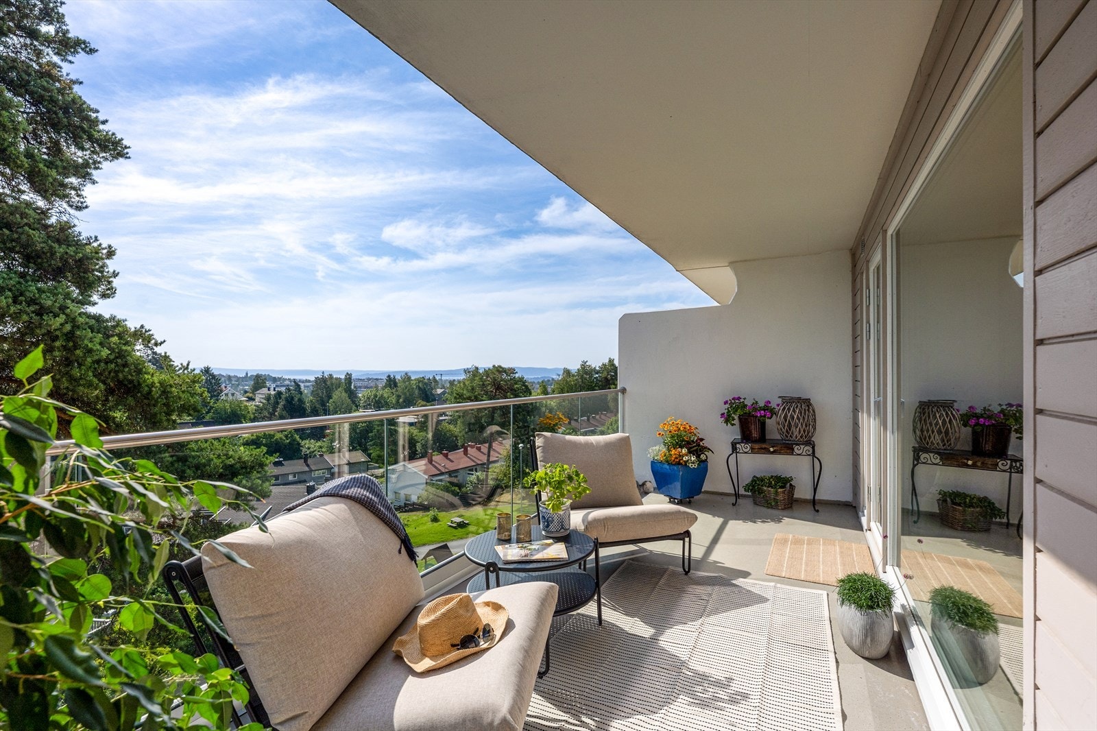 Stor og romslig terrasse med nytdelig utsikt over Bekkestua og Oslofjorden. Galleribilde