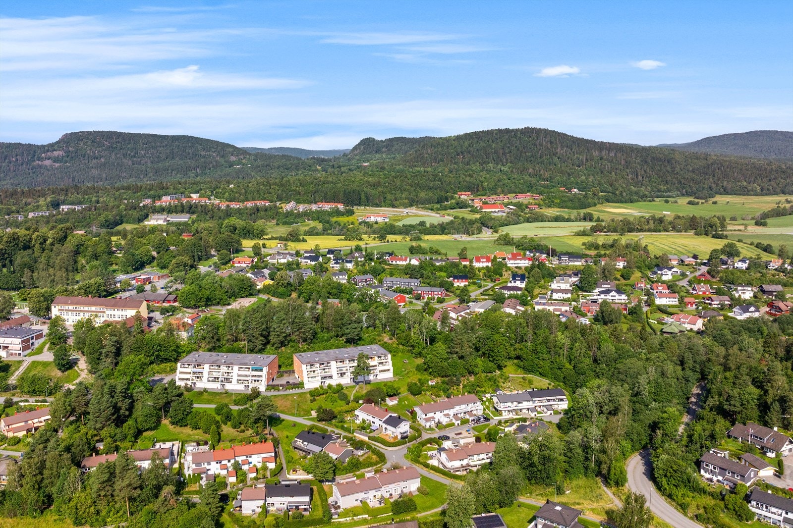 Leiligheten ligger flott plassert med kort vei til Bærumsmarka, skoler, barnehager, Kiwibutikk og Bekkestua sentrum. Galleribilde