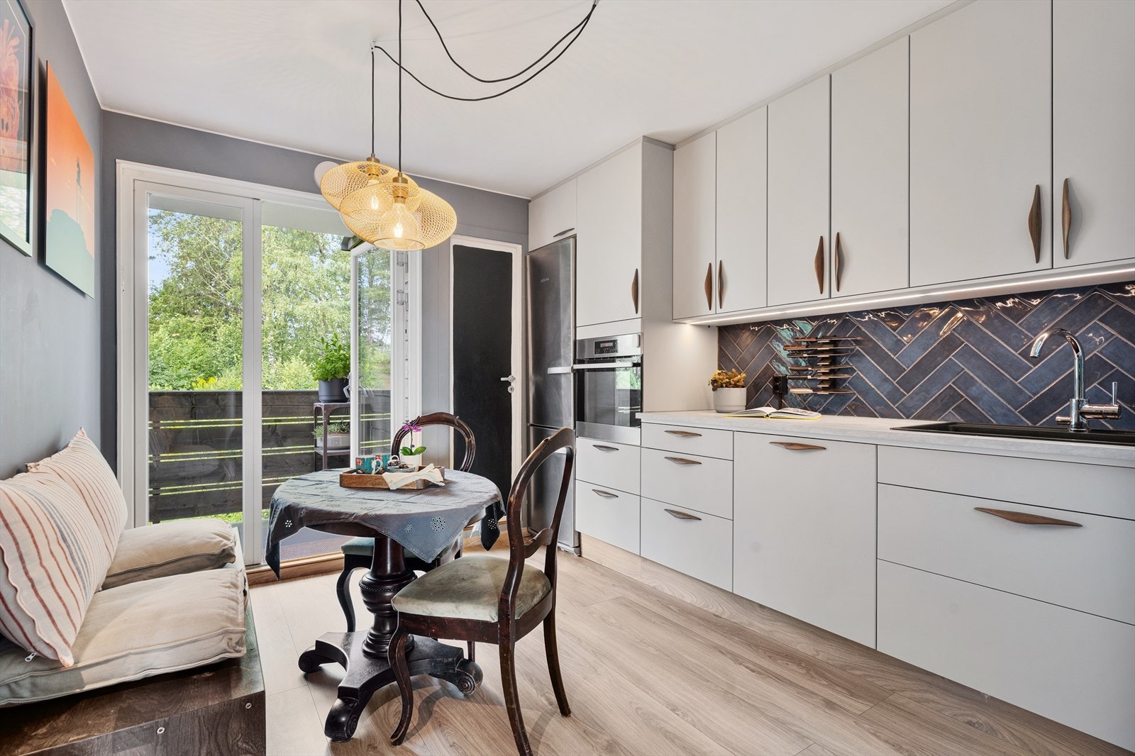 Koselig og flott kjøkken med utgang til balkongen. Hyggelig sitteplass. Praktisk bod fra kjøkkenet. Galleribilde