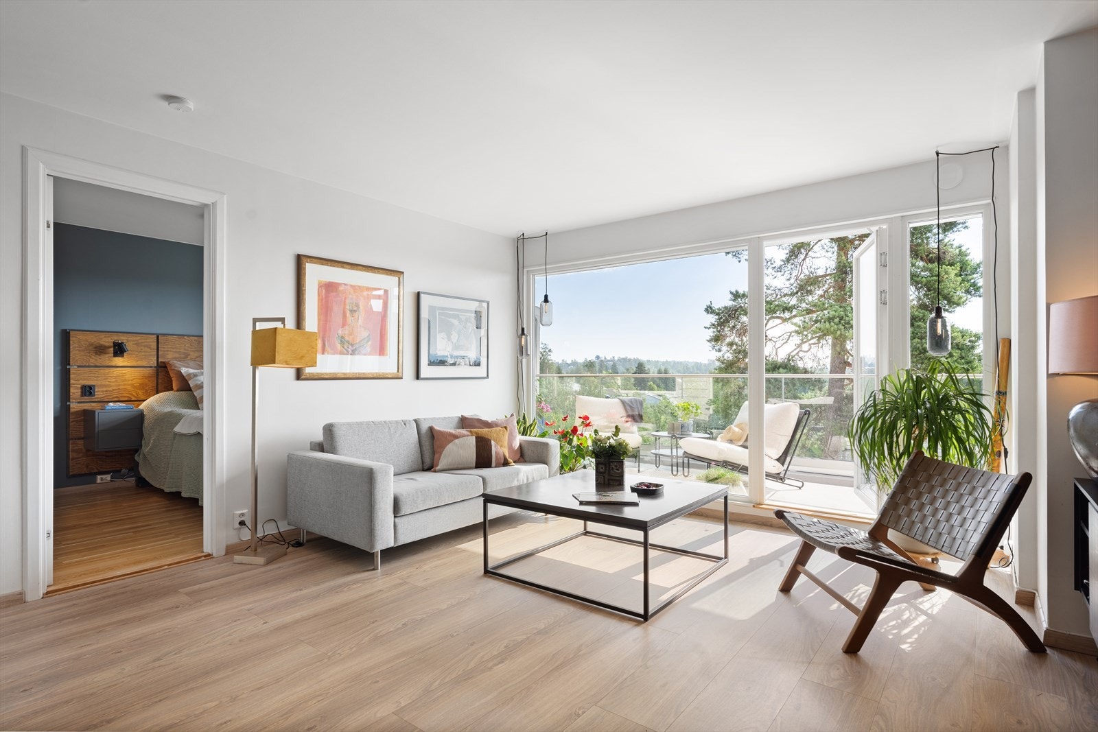 Det er en sømløs overgang mellom balkong og stue hvor balkongen har glassrekkverk som tar inn hele utsikten inn. Galleribilde