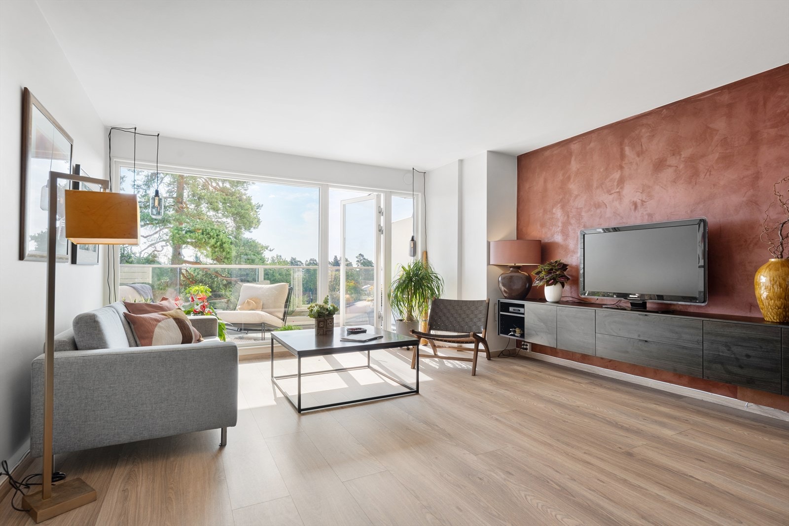 Lekker og romslig stue med laminat gulv med gulvvarme. Legg merke til det store vindu i stuen som blir som er maleri ute. Galleribilde