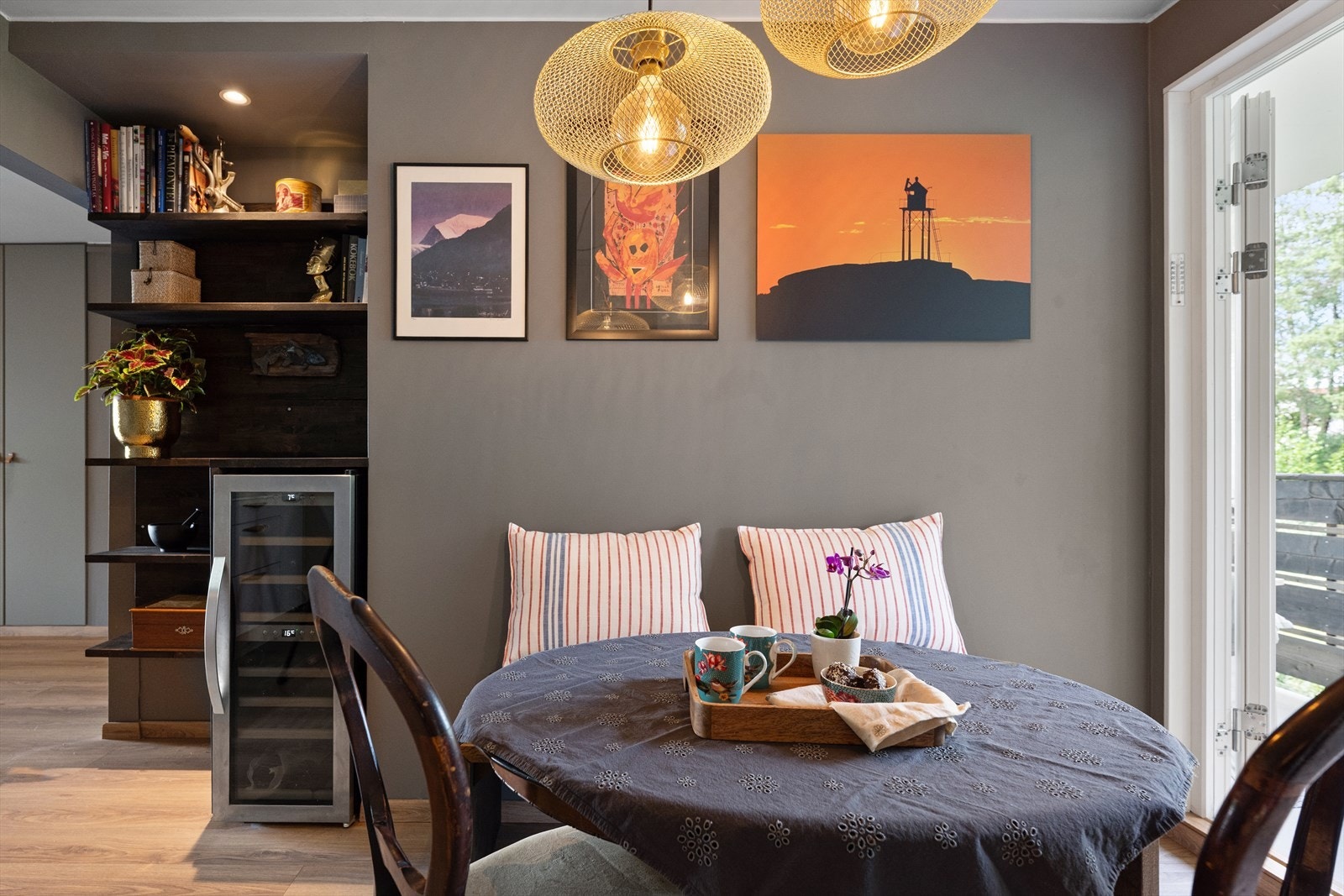 Tilpasset og praktisk hyller med mulighet for vinkjøler Galleribilde