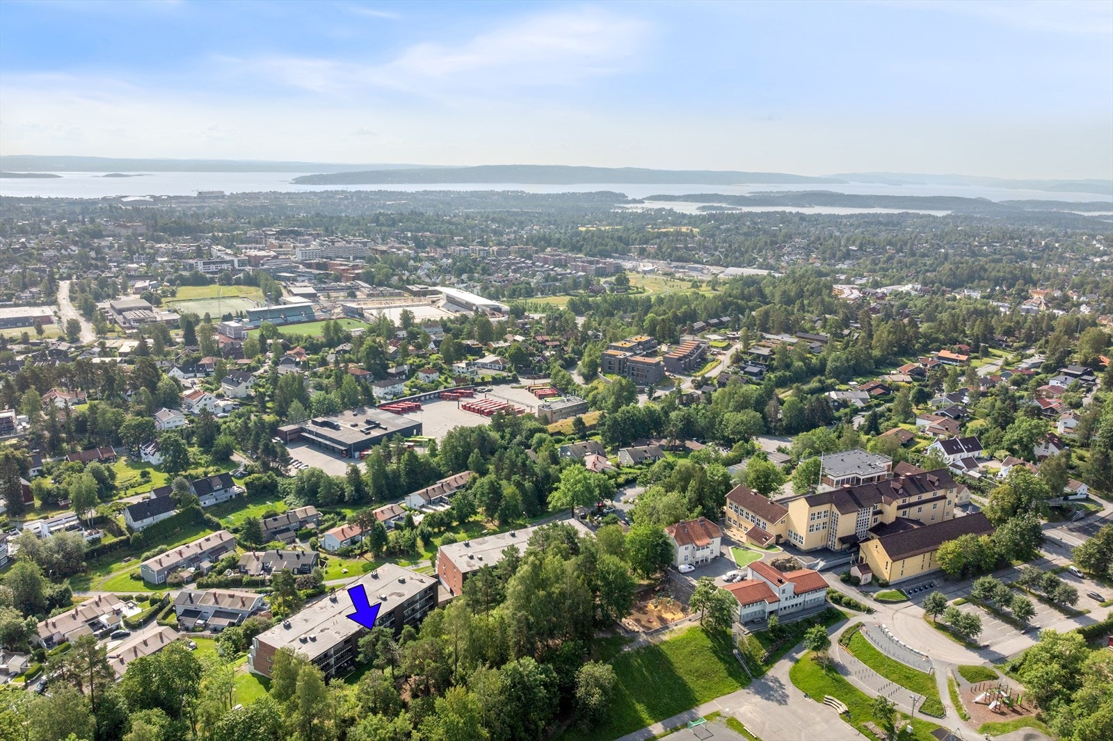 Kort vei å gå til Bekkestua sentrum med kaféer, butikker, spisesteder, Nadderud Stadium, Nadderudhallen/Arena, osv. Galleribilde