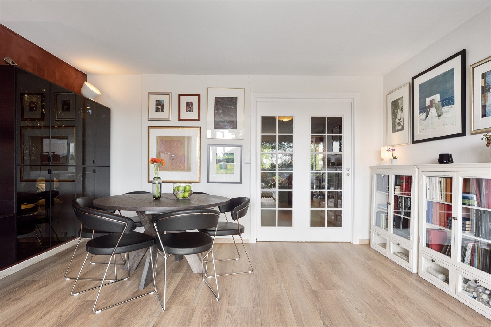 Fra spisestuen kan du lukke de doble skyvedørene for å lage flere soner i leiligheten. Galleribilde