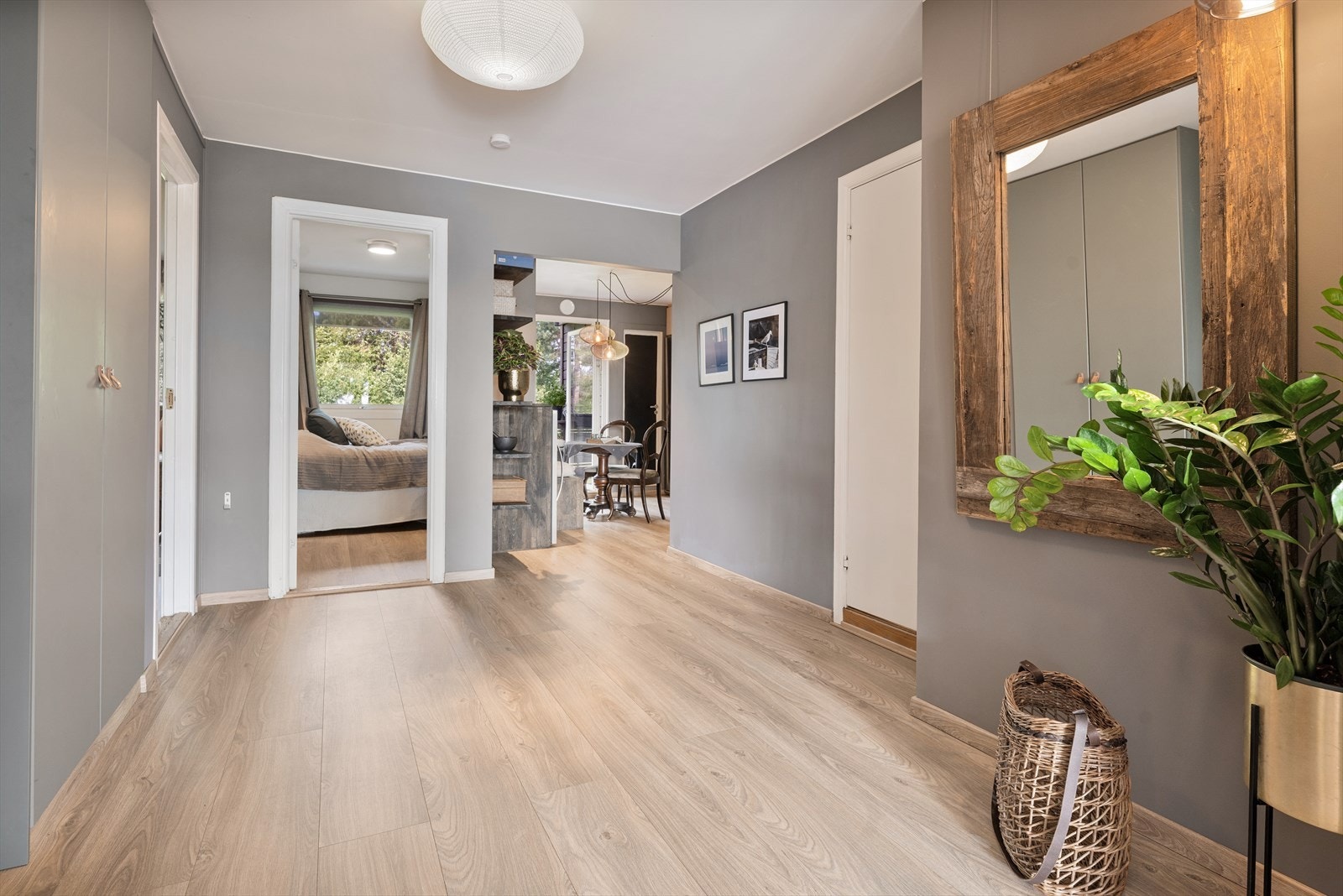 Gangen har en god romfølelse godt med oppbevaring i garderobeplassen. Galleribilde