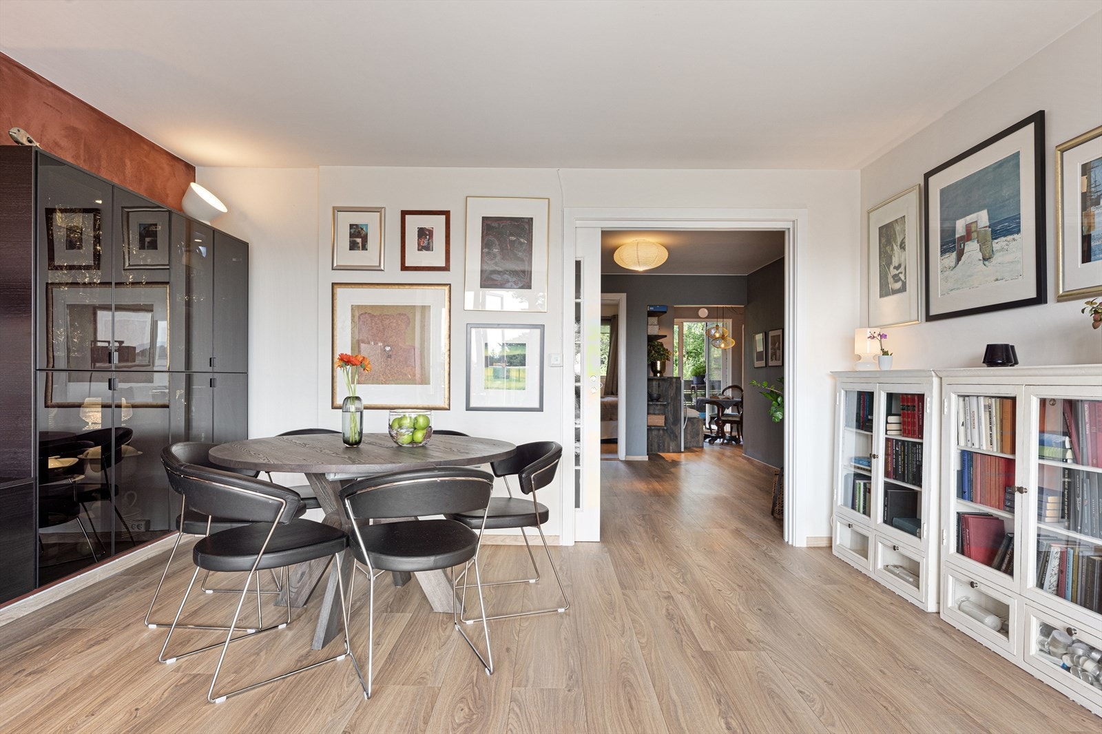 Det er god plass til skaper og en større spisegruppe i stuen. Doble skyvedører ut til gangen som kan lukkes ved behov. Galleribilde