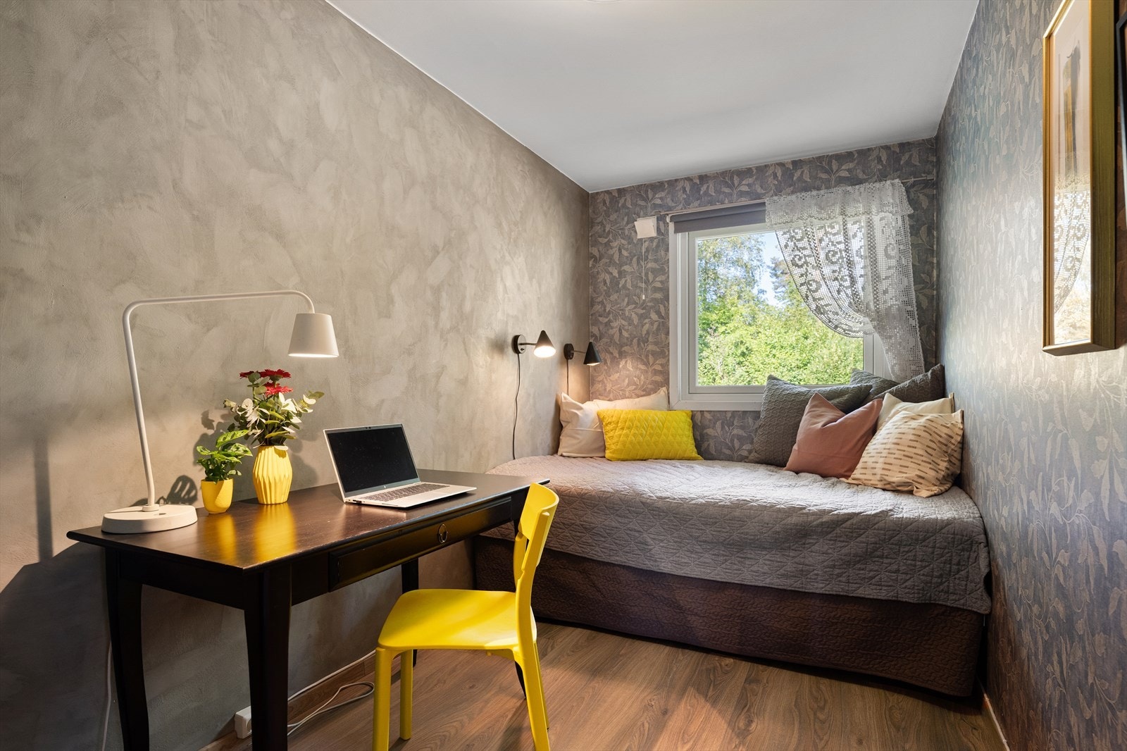 Soverom nr 2 har god plass til en dobbeltseng og skrivebord. Sengen er plassbygget og kan følge med kjøpet. Galleribilde