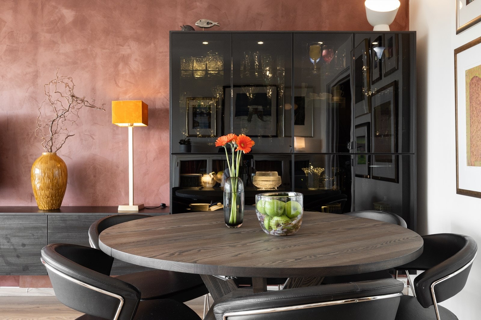 Koselig spiseplass i stuen som er moderne innredet. Galleribilde