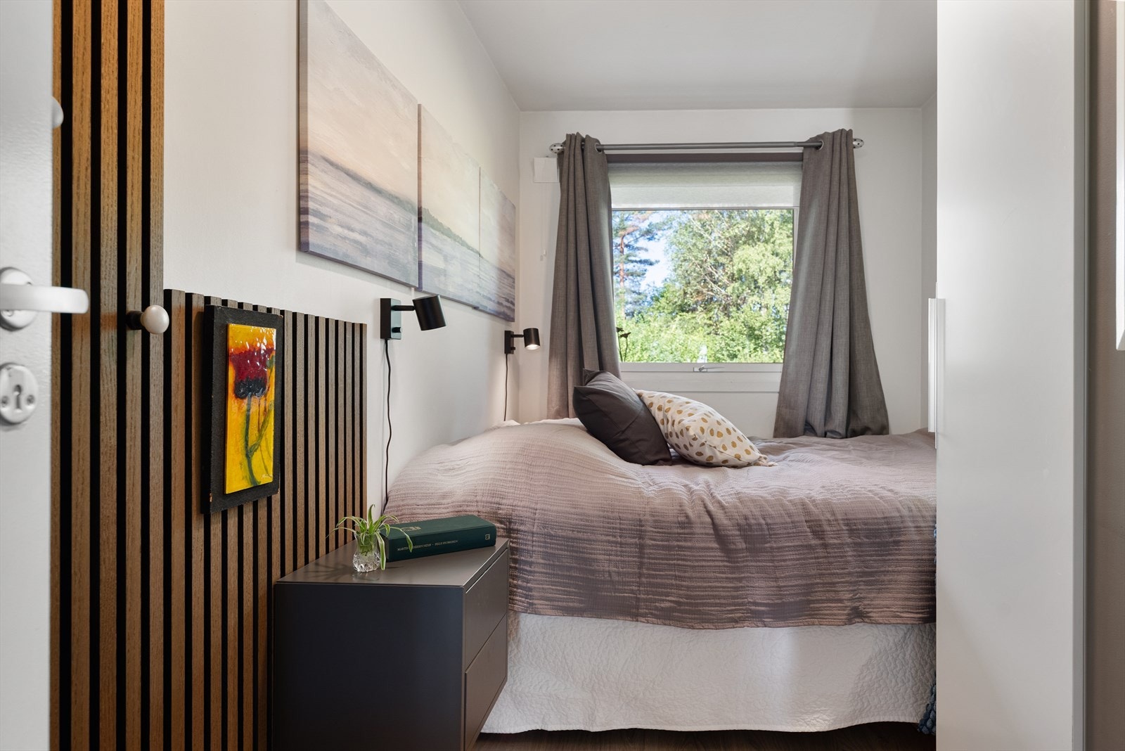 Soverom nr 3 har plassbygget dobbelt seng, garderobeskap og plass til nattbord. Galleribilde