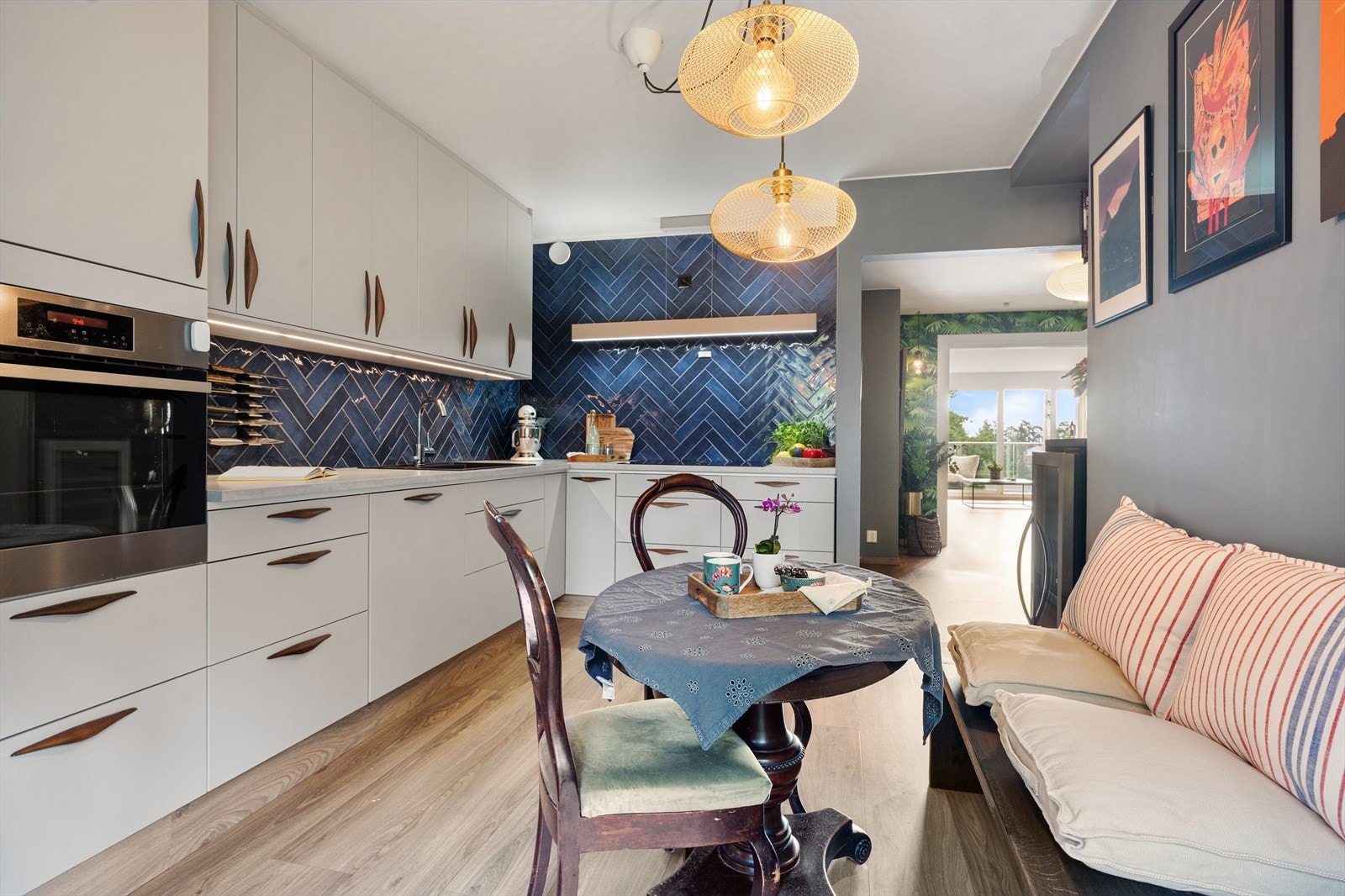 Nydelig separat kjøkken med sitteplass og utgang til en vestvendt balkong. Galleribilde