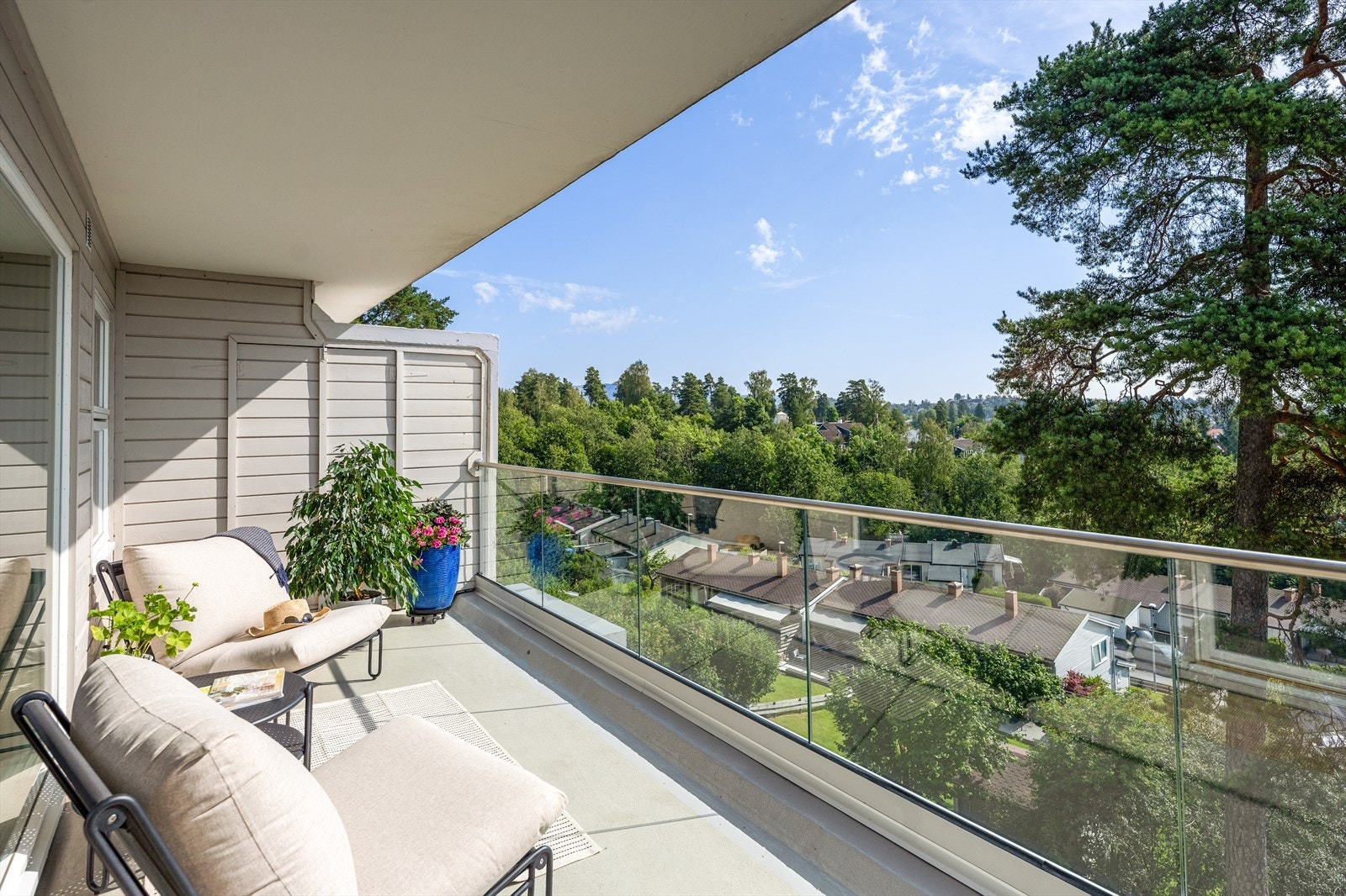 Balkongen på hele 14 kvm har i sommer fått nytt glassrekkeverk. Betong dekke og en praktisk utvendig bod. Galleribilde