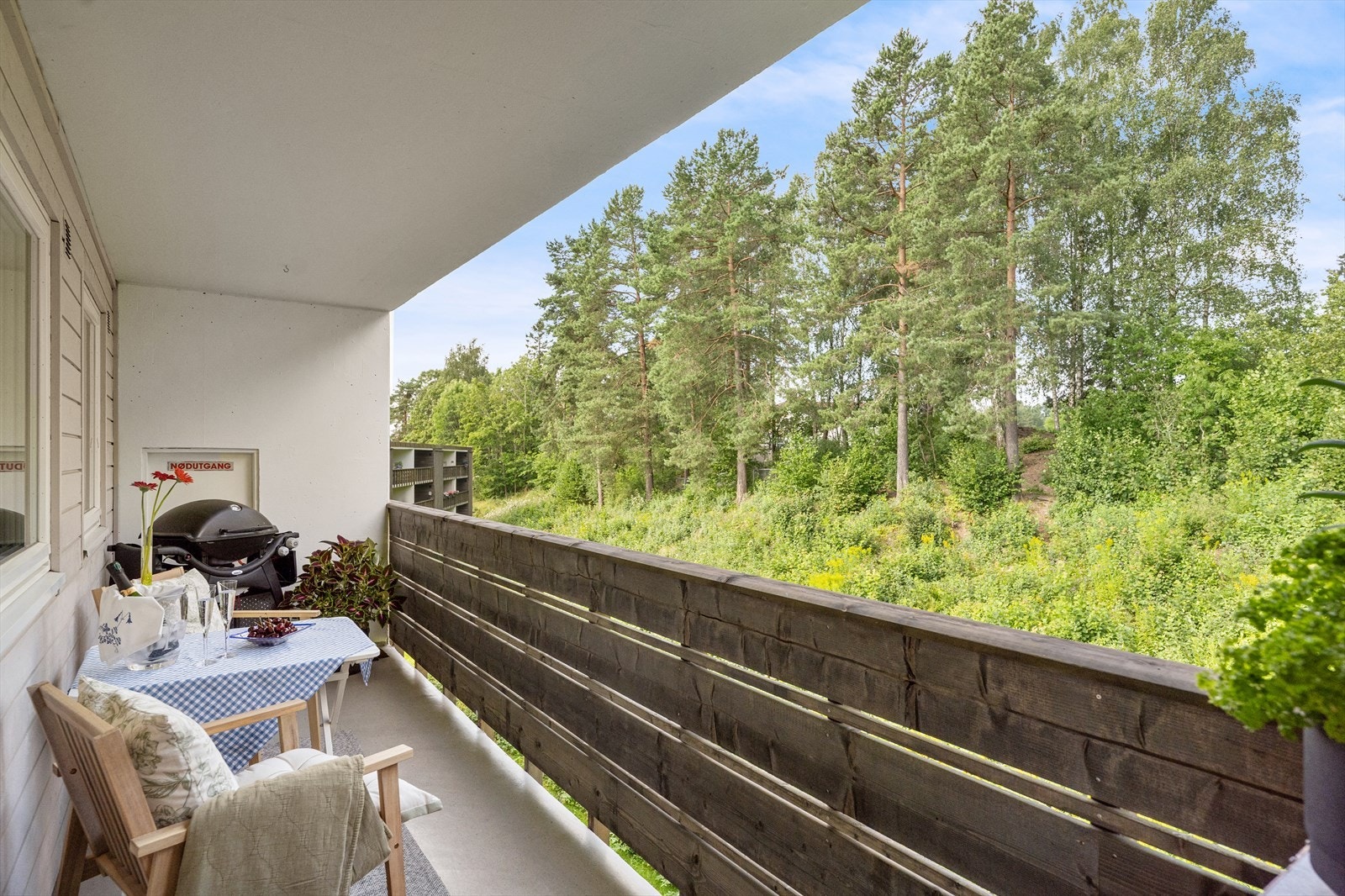 Fra kjøkkenet er det utgang til en vestvendt balkong på 9 kvm med nyere rekkverk. Her går det stier til fine turområder. Galleribilde