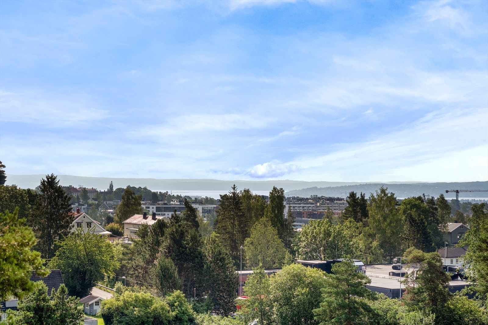 Fra balkongen kan du se Bekkestua skyline og deler av Oslofjorden. Galleribilde