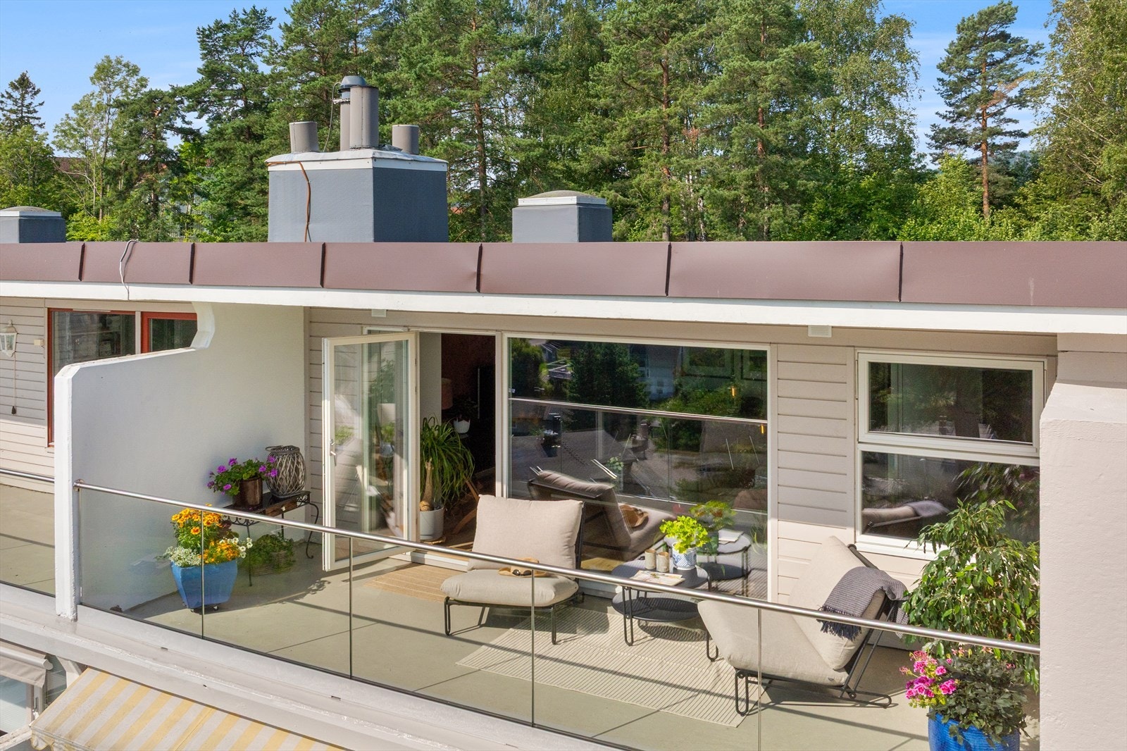 Her bor du på toppen med nydelig utsikt. Lekkert glassrekkverk som er nytt fra i sommer 2025. Galleribilde