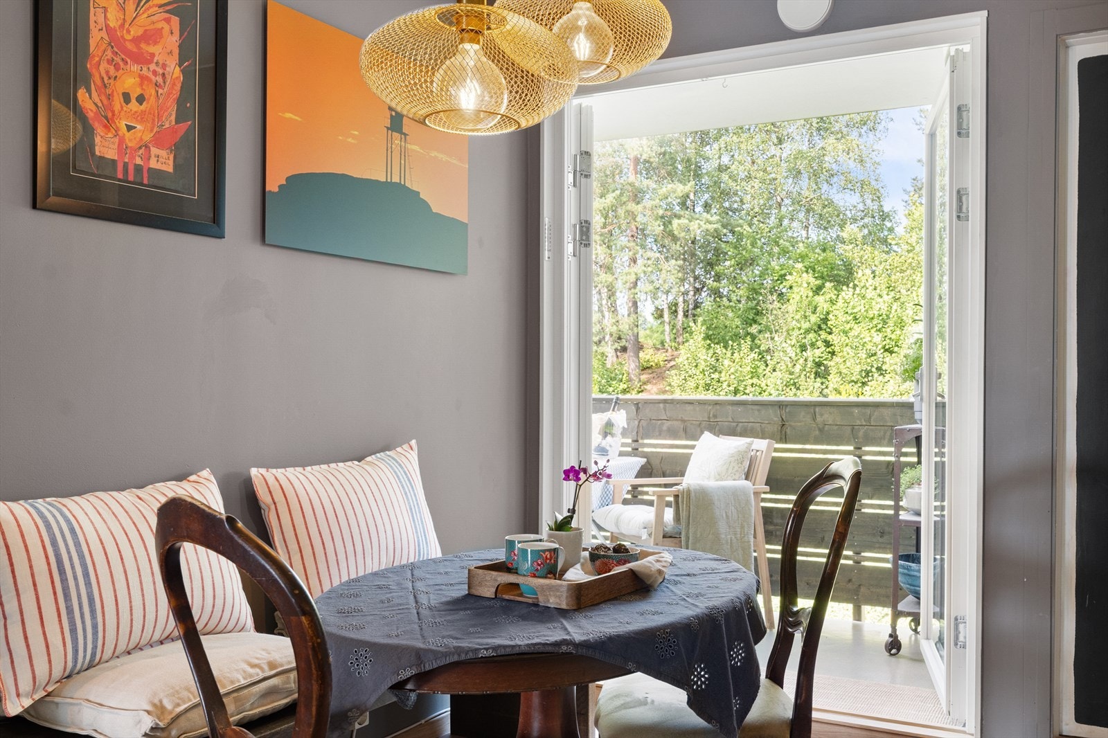 Doble glassdører ut til balkongen gjør at du får naturen rett inn på kjøkkenet. Galleribilde