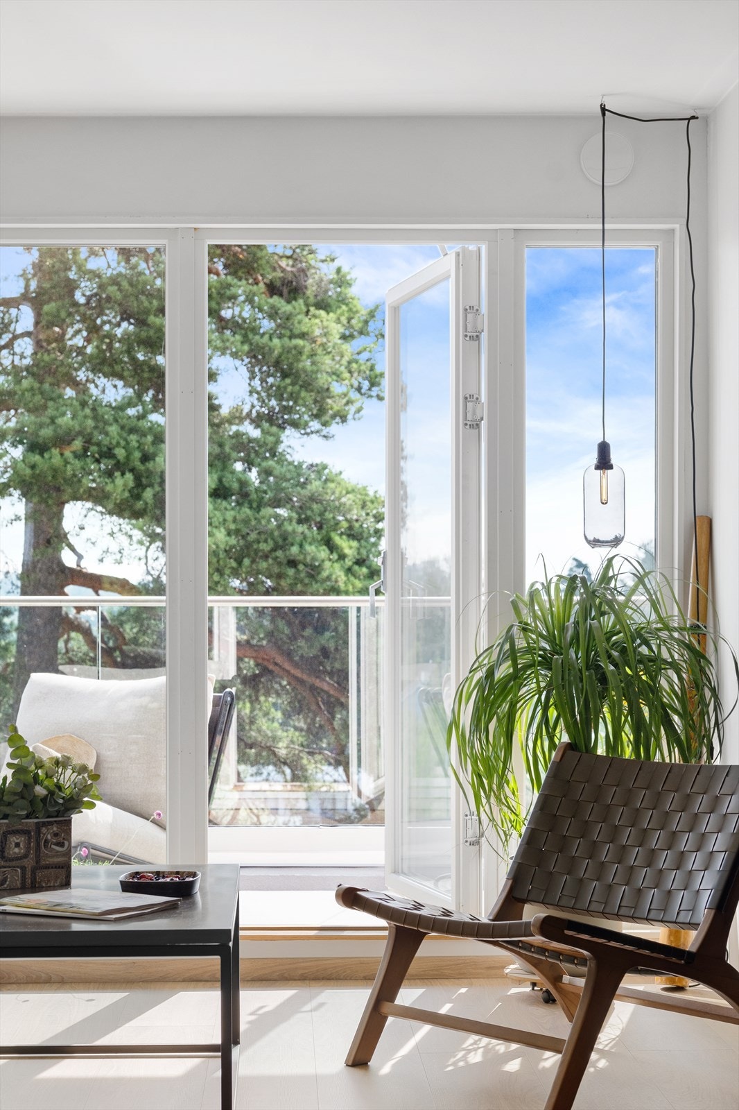 Legg merke til at det det satt inn vinduer langs hele siden ut mot balkongen. Galleribilde