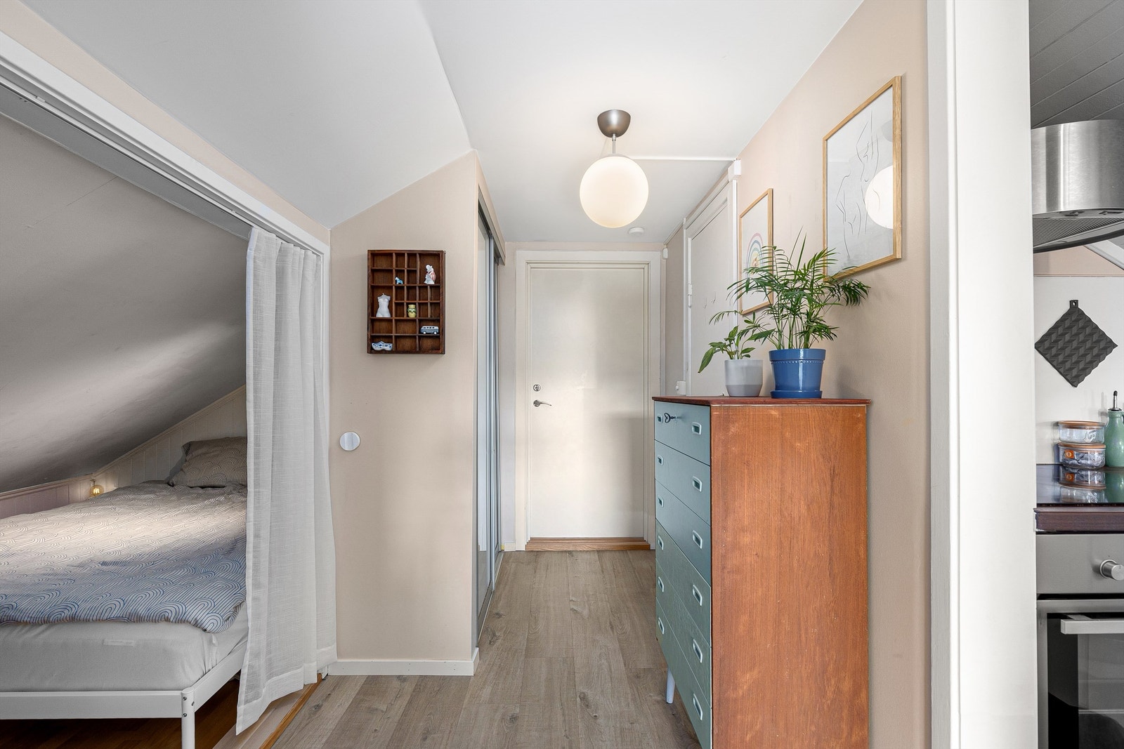 Lys entré med plass til garderobe, i tillegg til det innebygde garderobeskapet Galleribilde