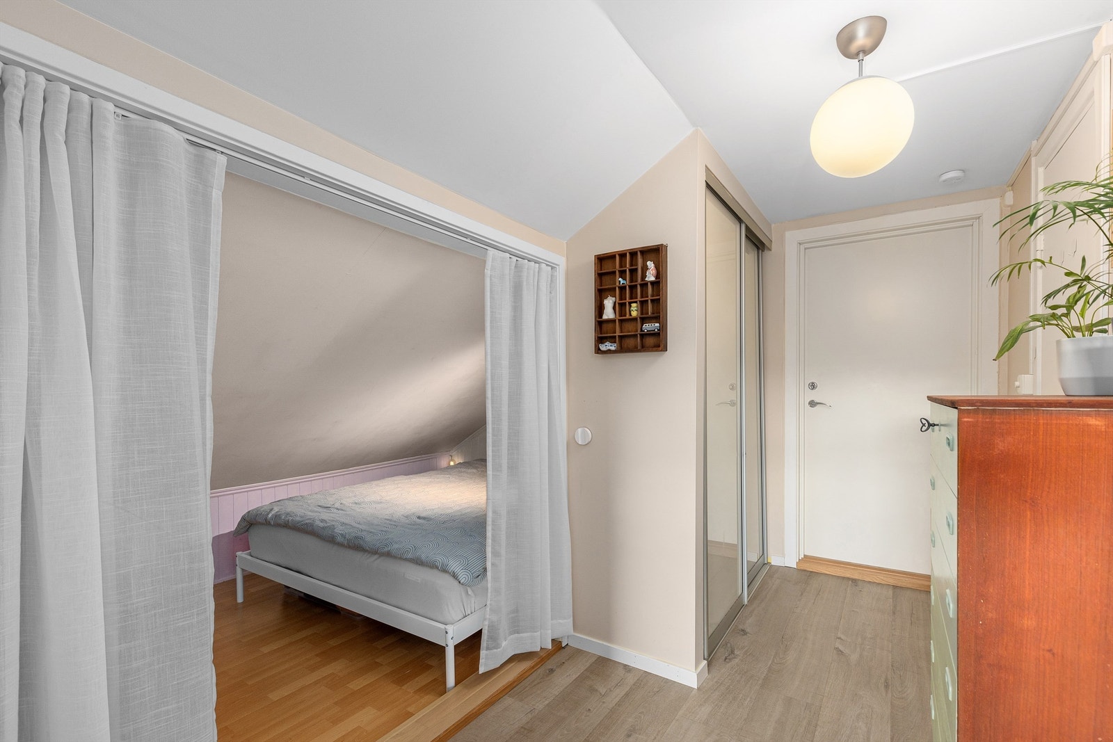 Alkove med inngang fra entréen Galleribilde