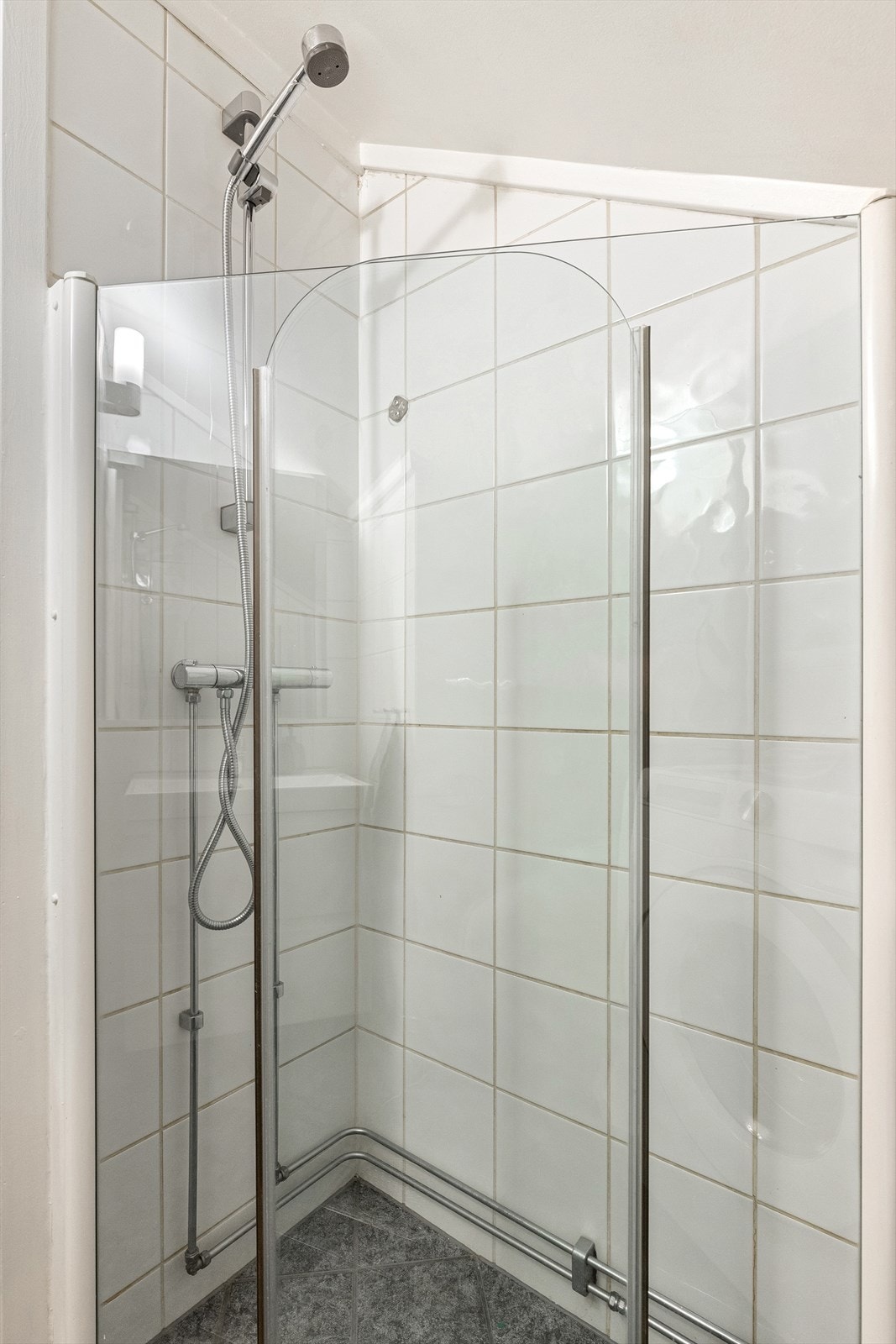 Dusjhjørne med praktiske svingbare glassdører Galleribilde